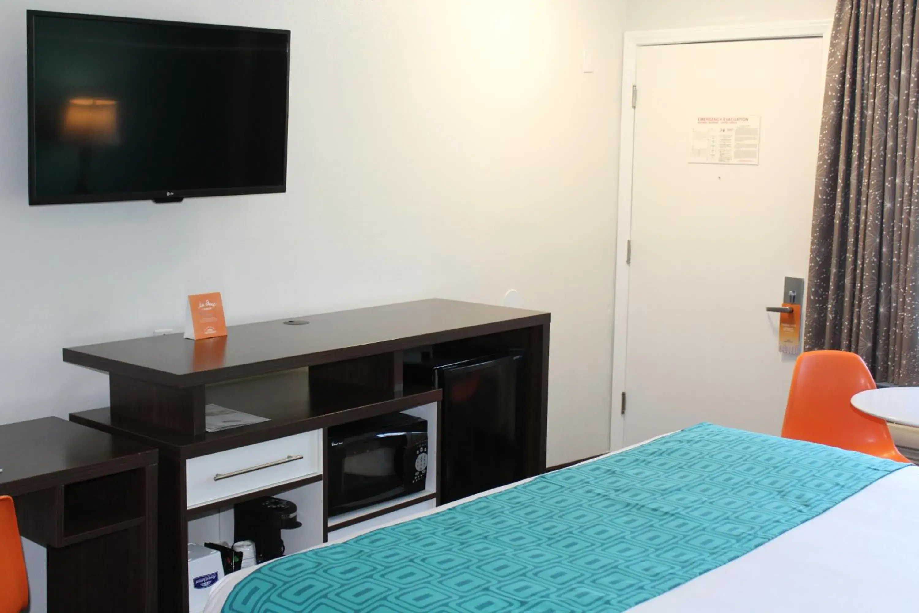 Property building, Bed in Howard Johnson by Wyndham San Diego Hotel Circle Property building, Bed in Howard Johnson by Wyndham San Diego Hotel Circle