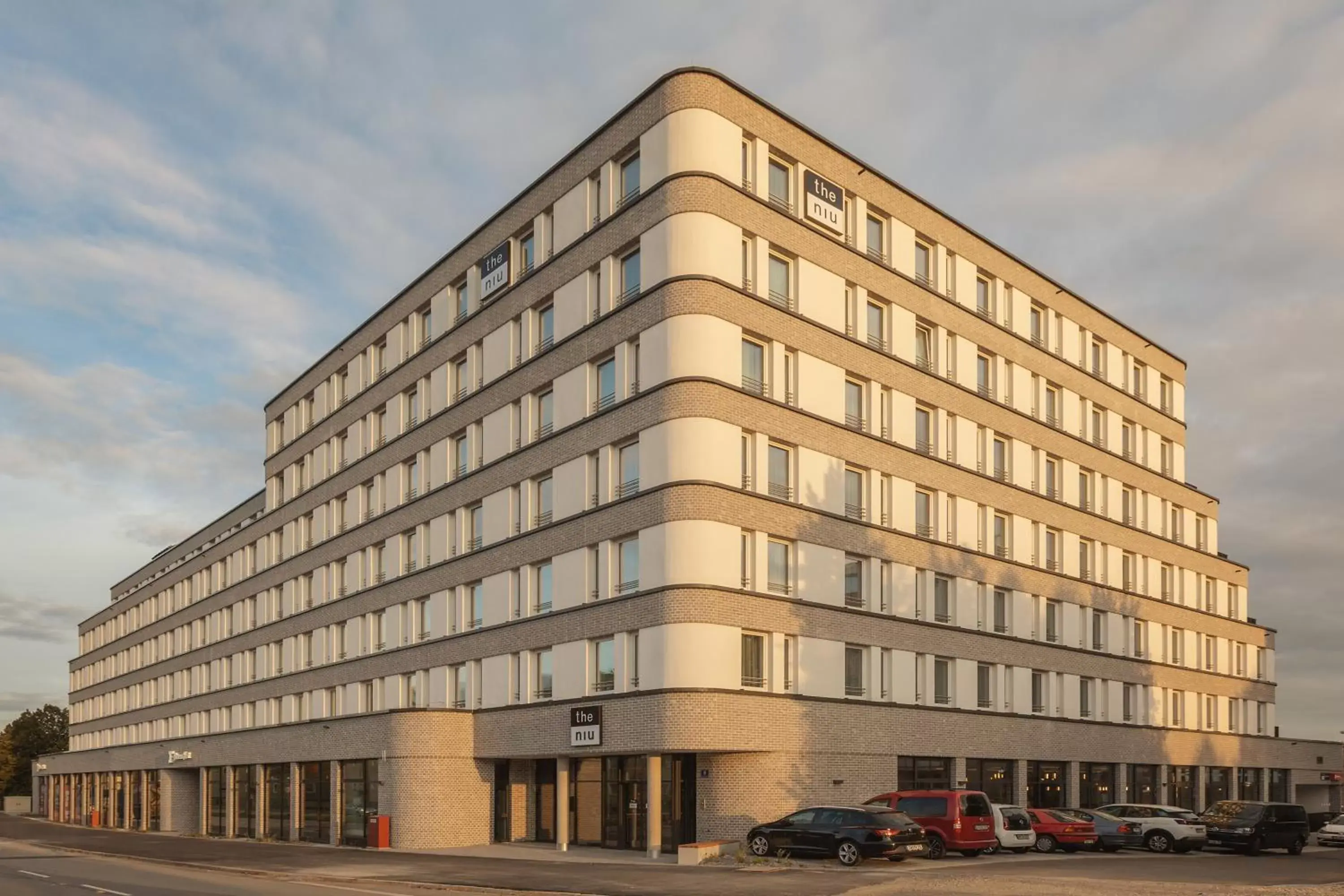 Facade/entrance, Property Building in the niu Sparrow