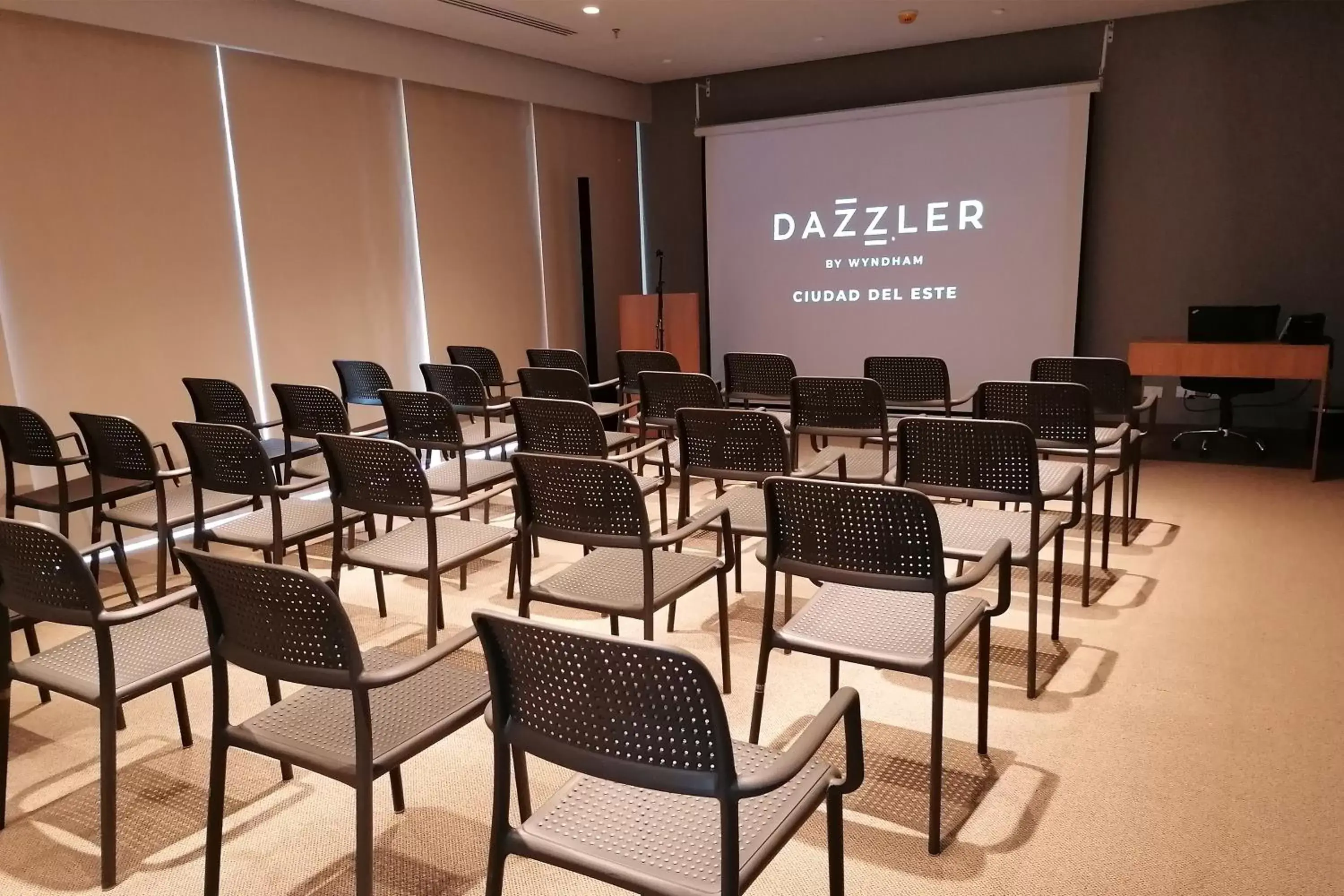 Meeting/conference room in Dazzler by Wyndham Ciudad del Este