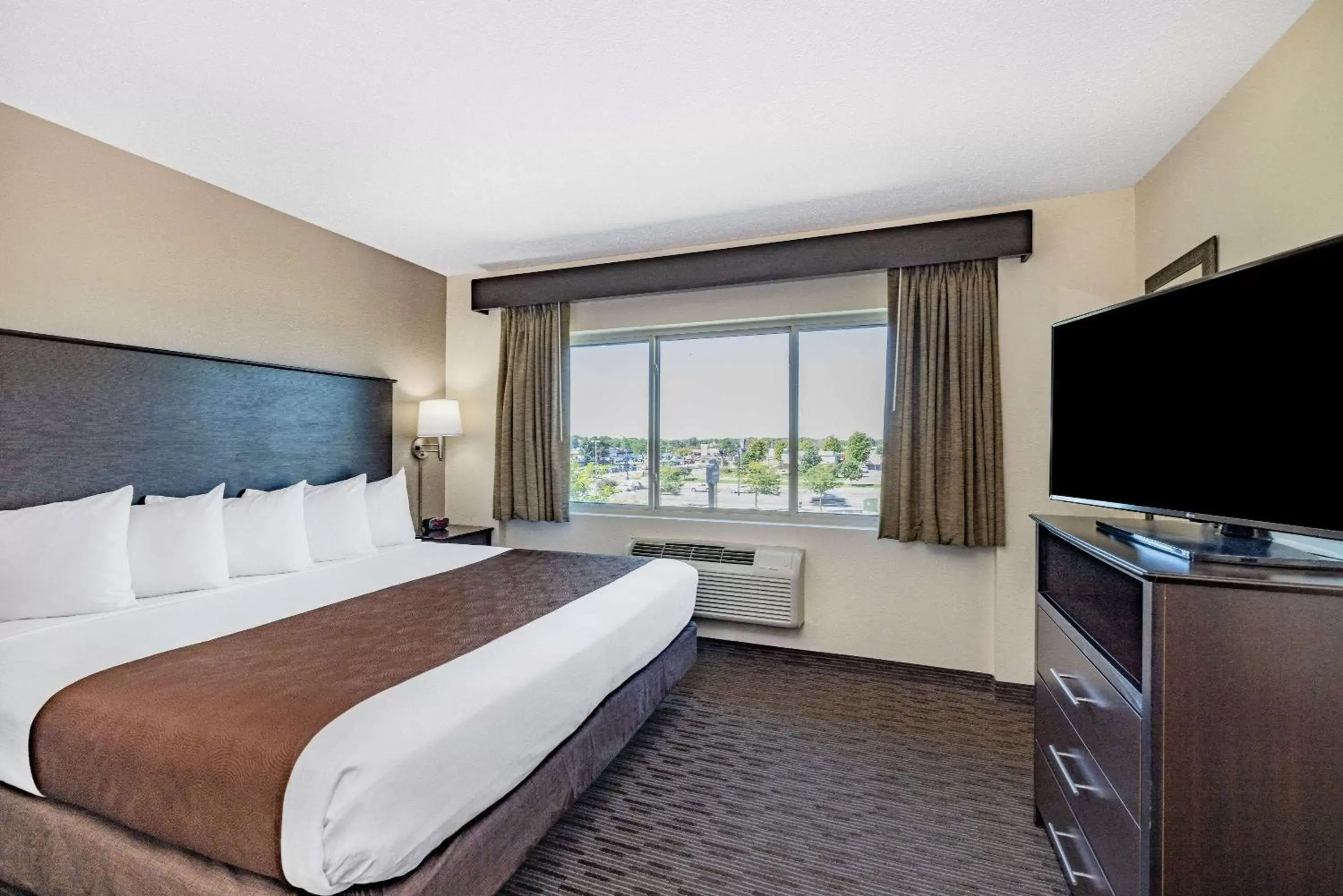 Bed, TV/Entertainment Center in AmericInn by Wyndham Apple Valley