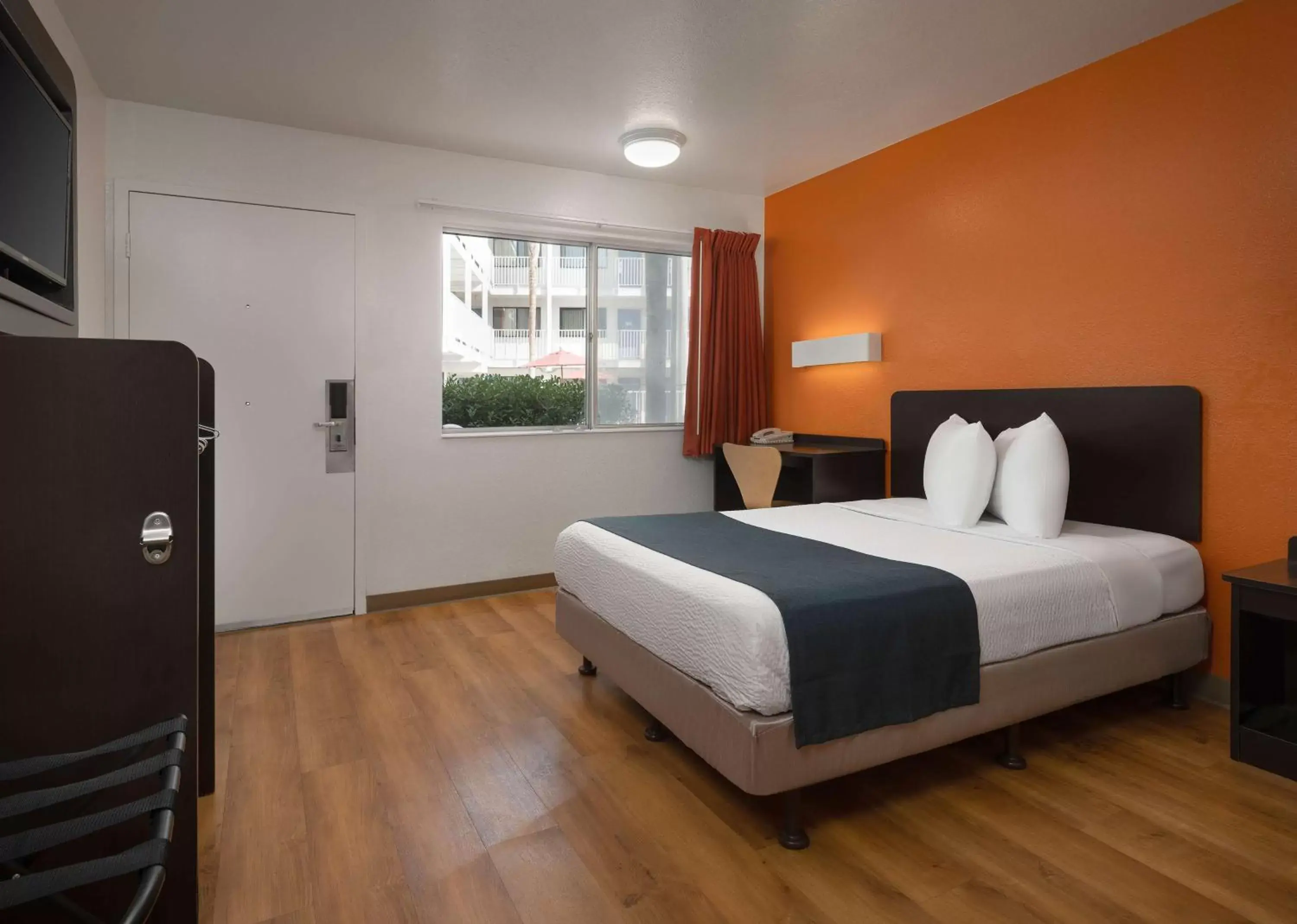 Bedroom, Bed in Motel 6-Carpinteria, CA - Santa Barbara - North