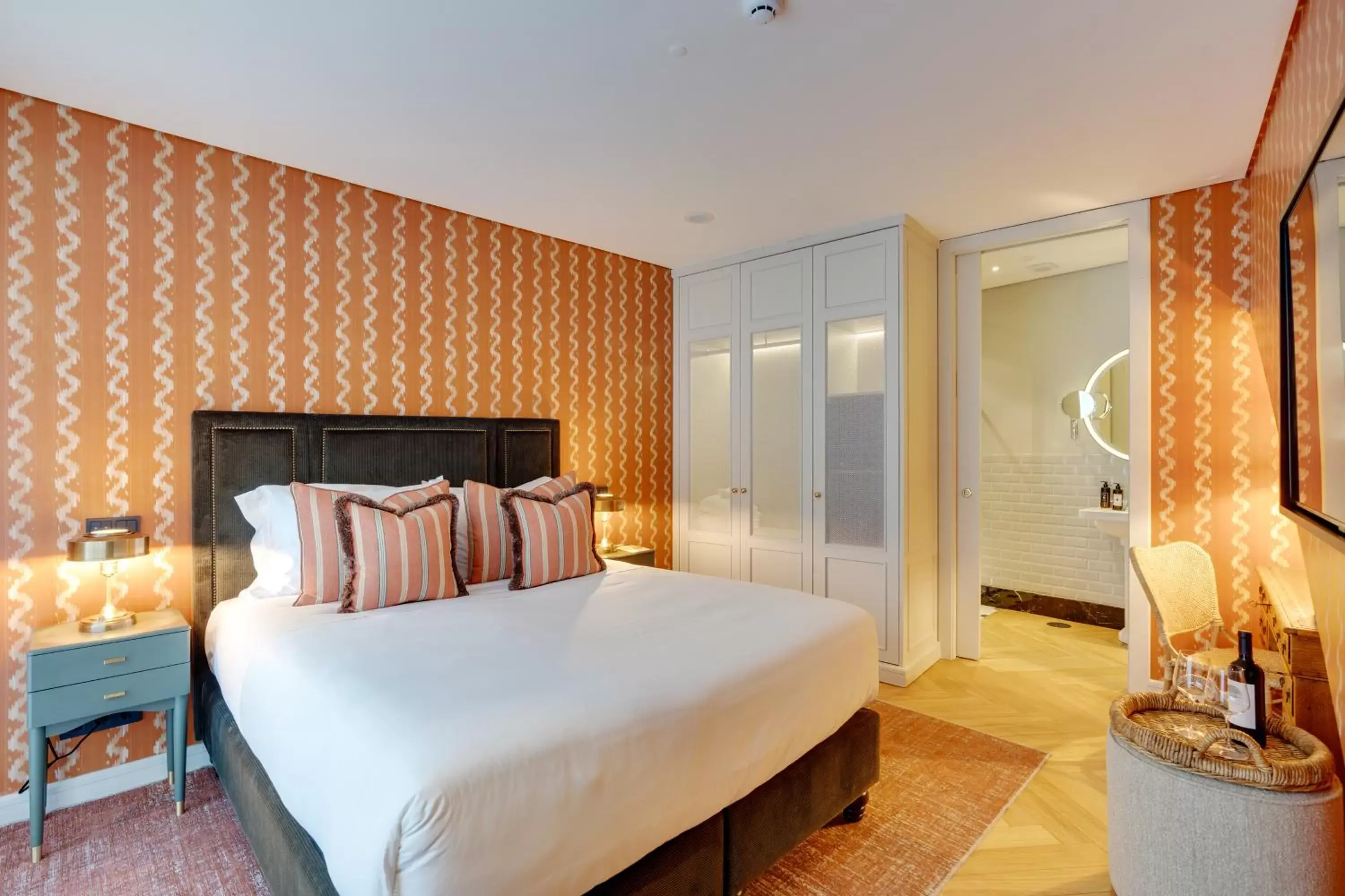Bed in Portie Deluxe Suites by DA'HOME