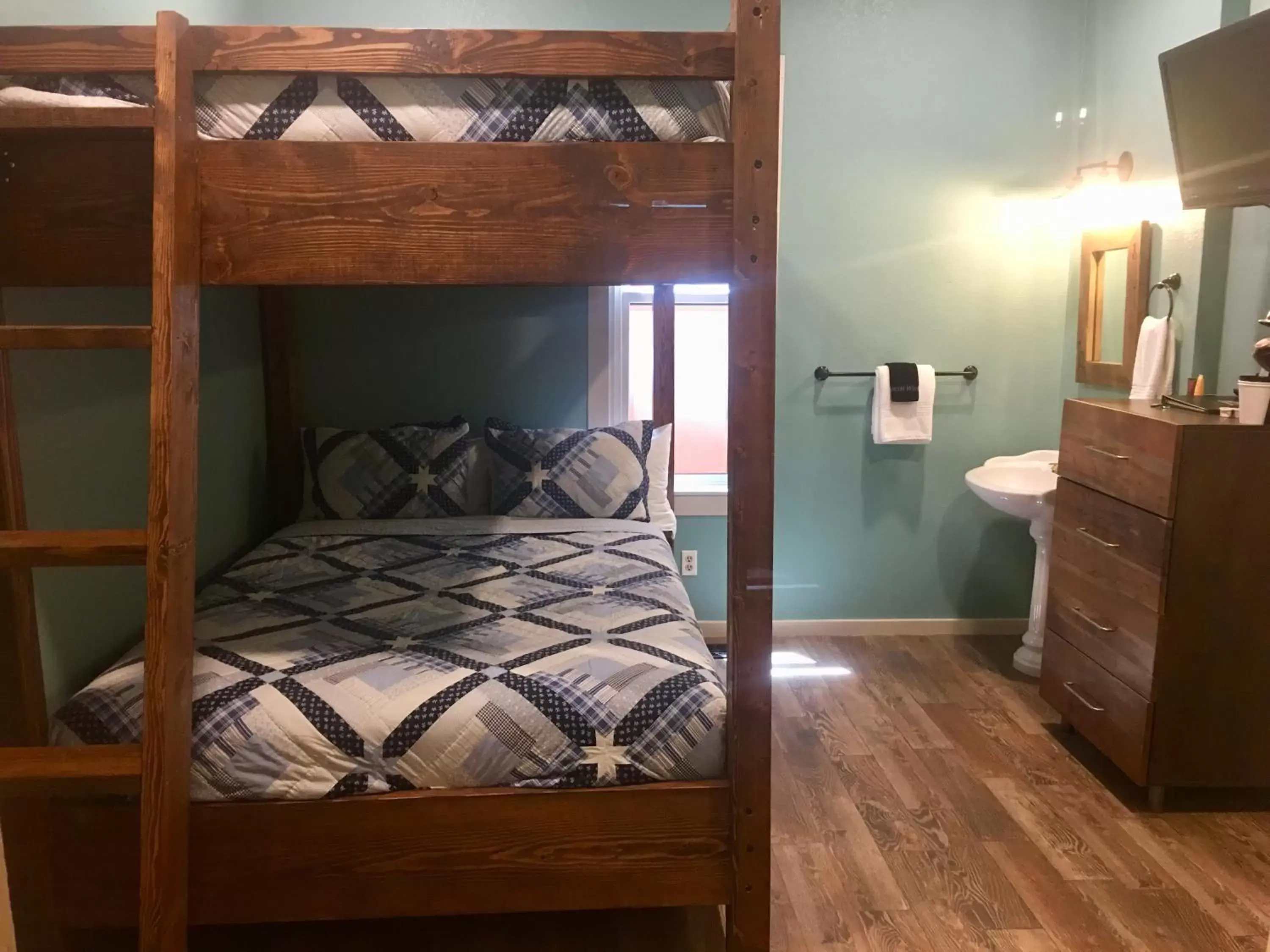 Bunk Bed in The Groveland Hotel