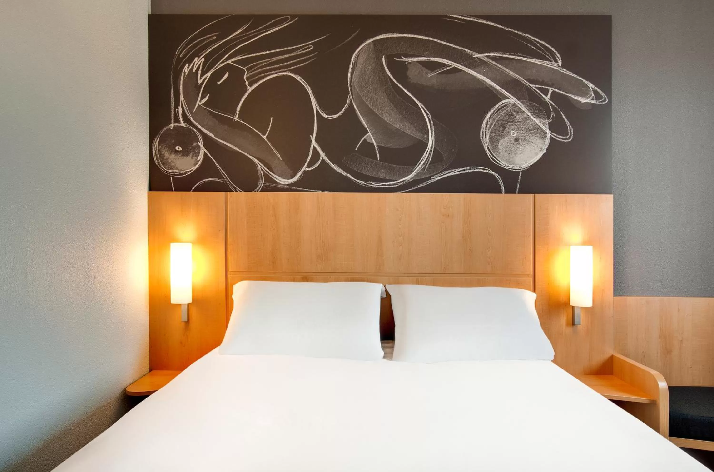 Photo of the whole room, Bed in ibis Clermont Ferrand Nord Riom