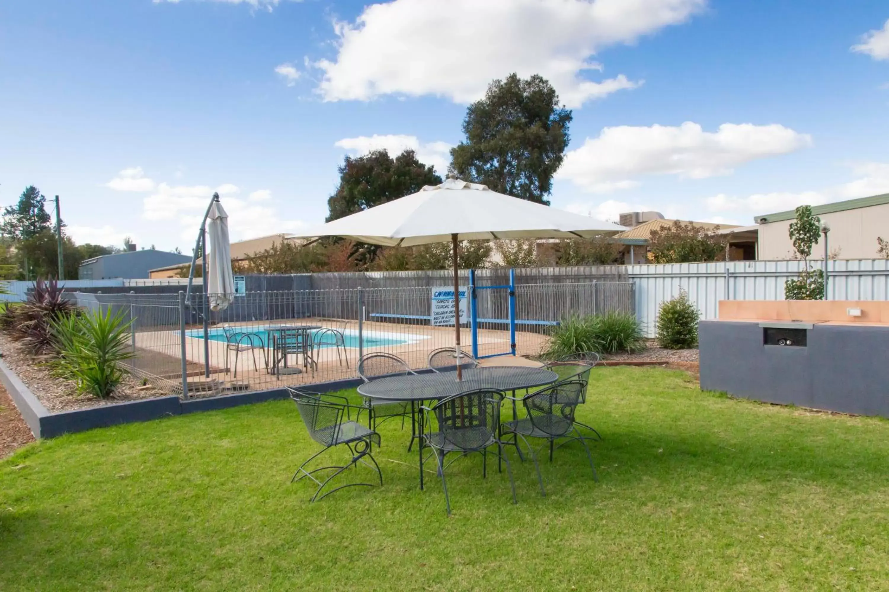 BBQ facilities, Swimming Pool in A Line Motel