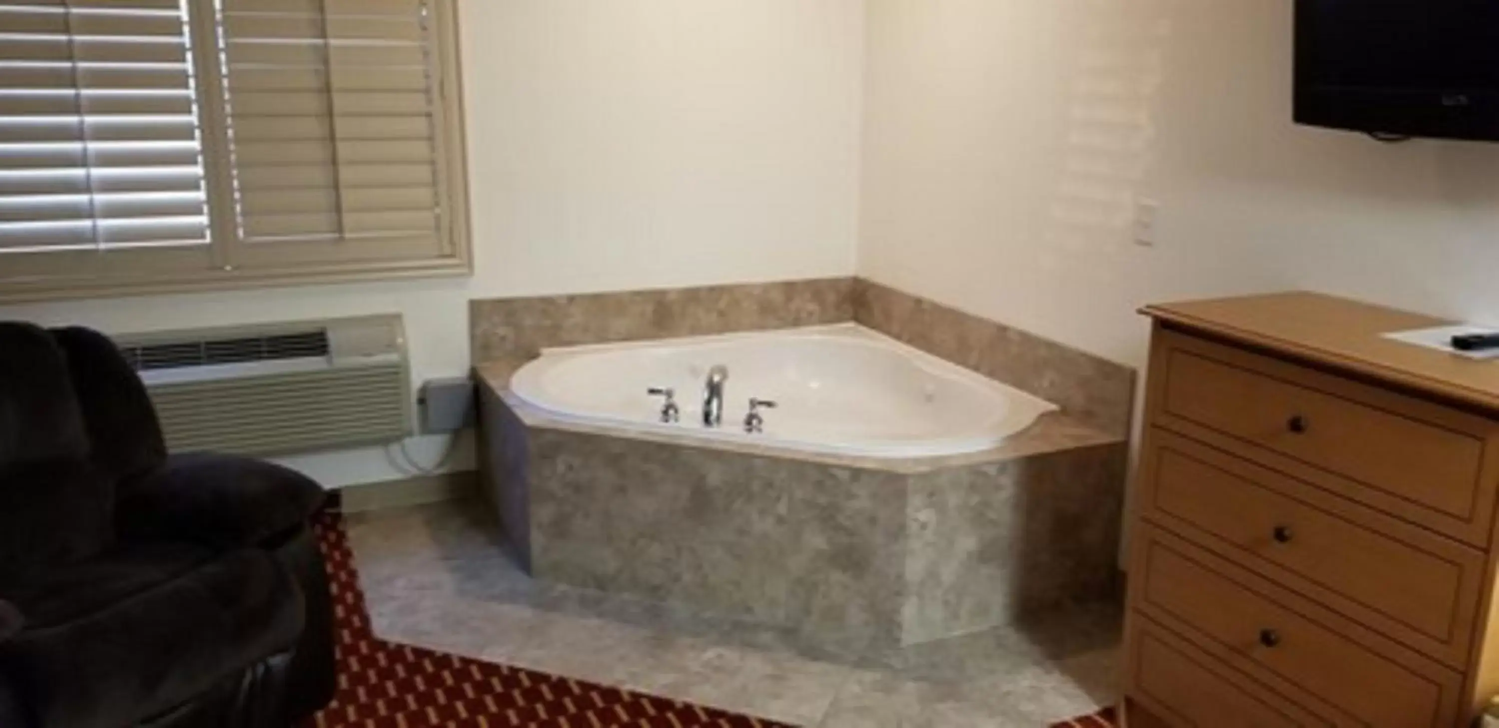 Hot Tub, Bathroom in SureStay Plus Hotel by Best Western Vernal