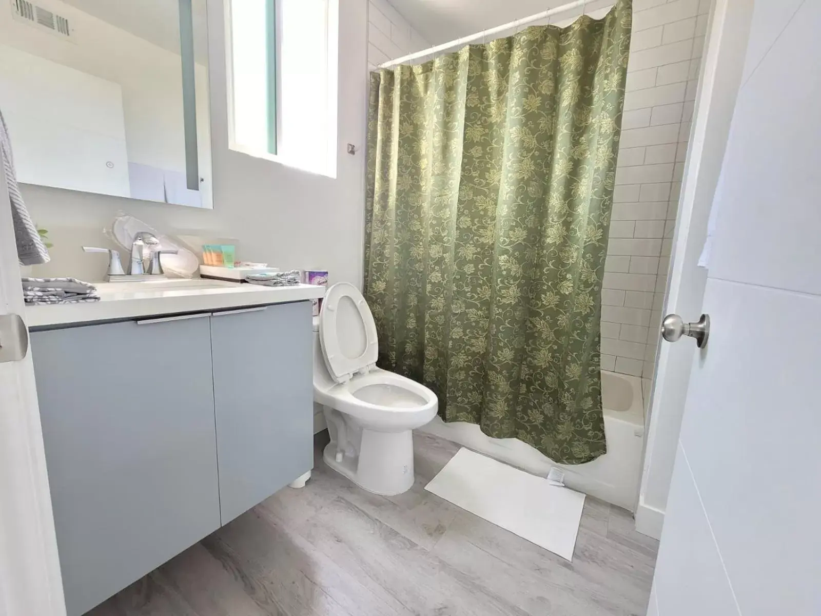 Bathroom in Hollywood Homes minutes to everything SPACIOUS AND FREE PARKING