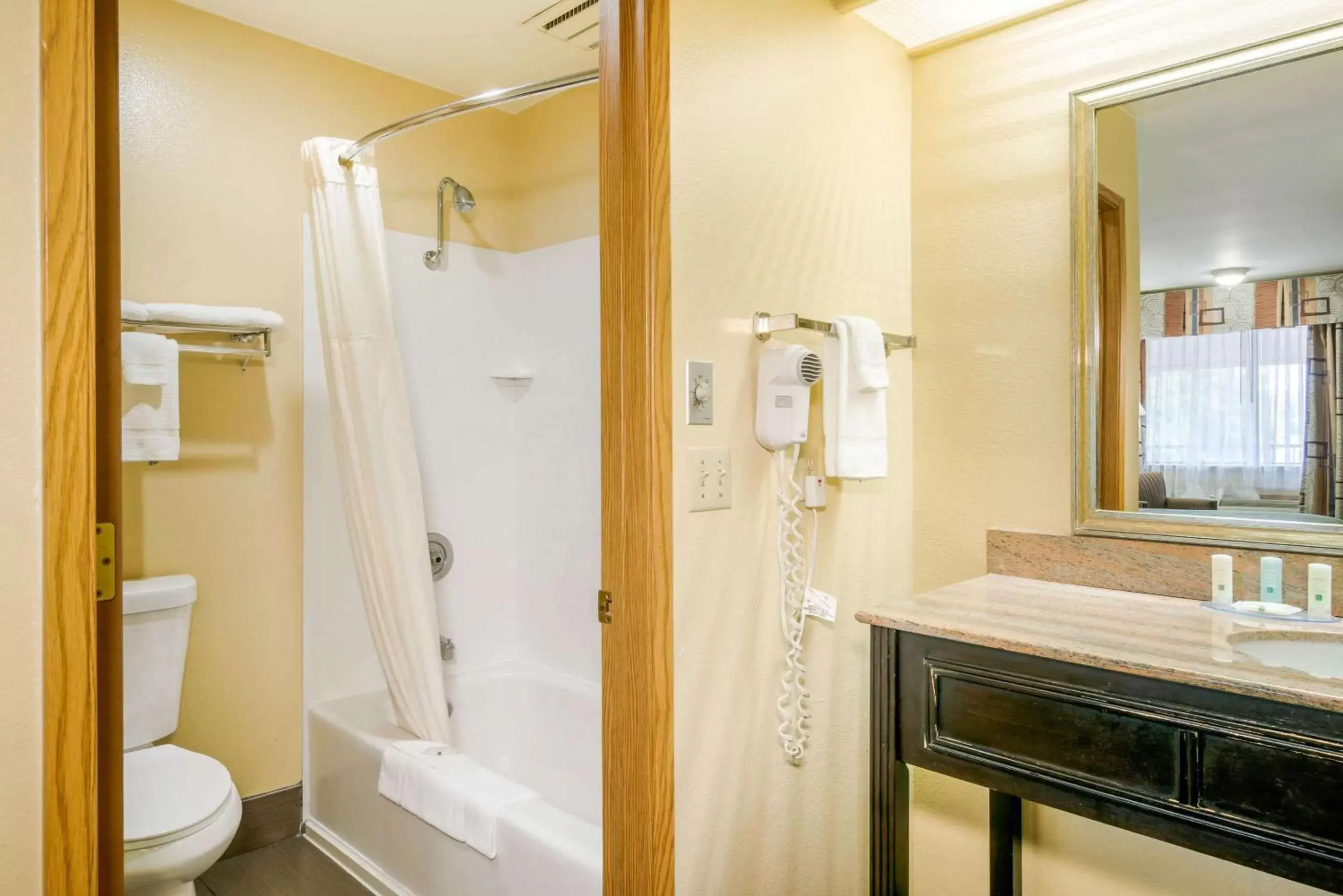 Bathroom in Quality Inn Klamath Falls - Crater Lake Gateway