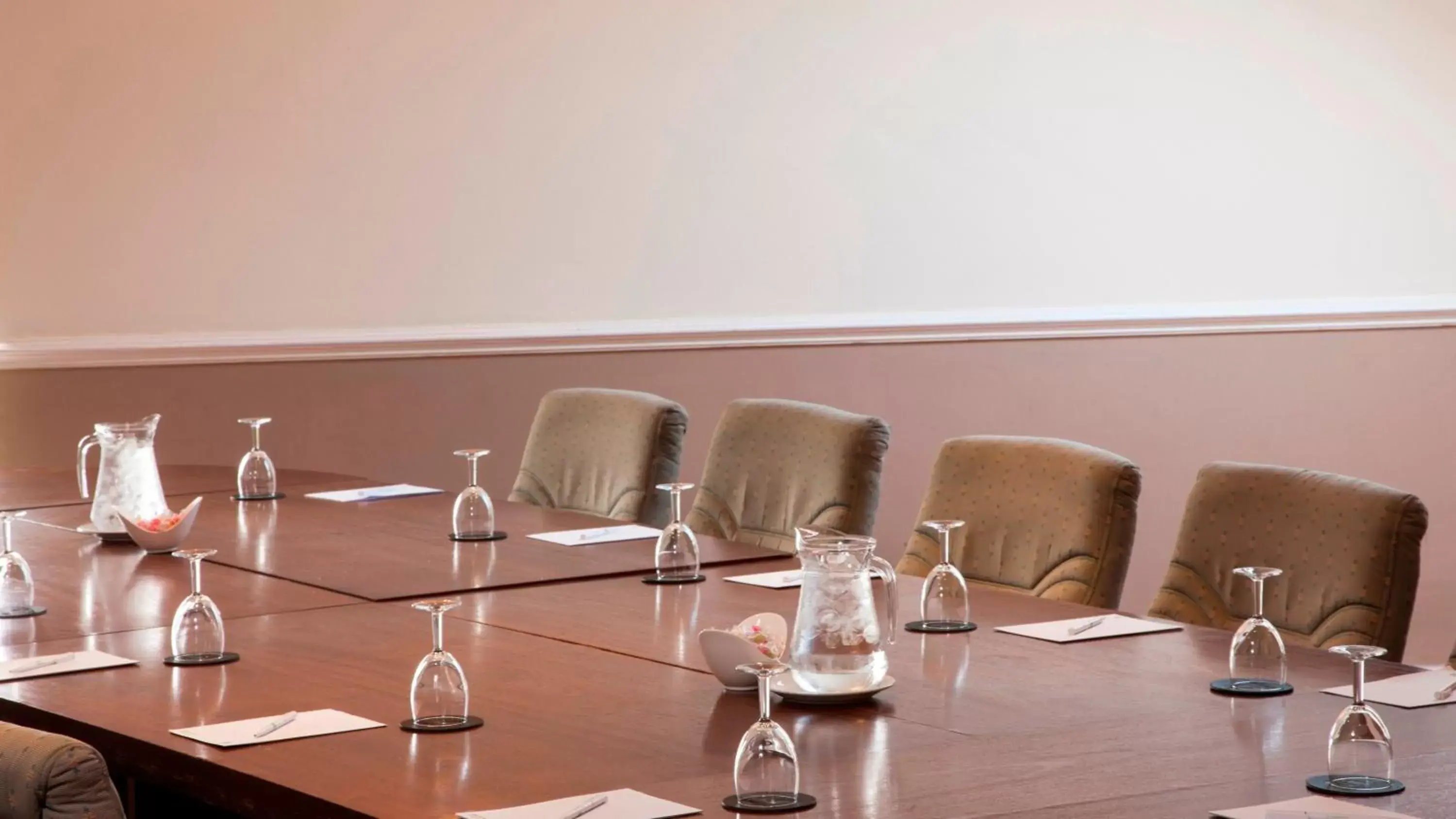 Meeting/conference room, Restaurant/Places to Eat in Holiday Inn Rotherham-Sheffield M1,Jct.33, an IHG Hotel