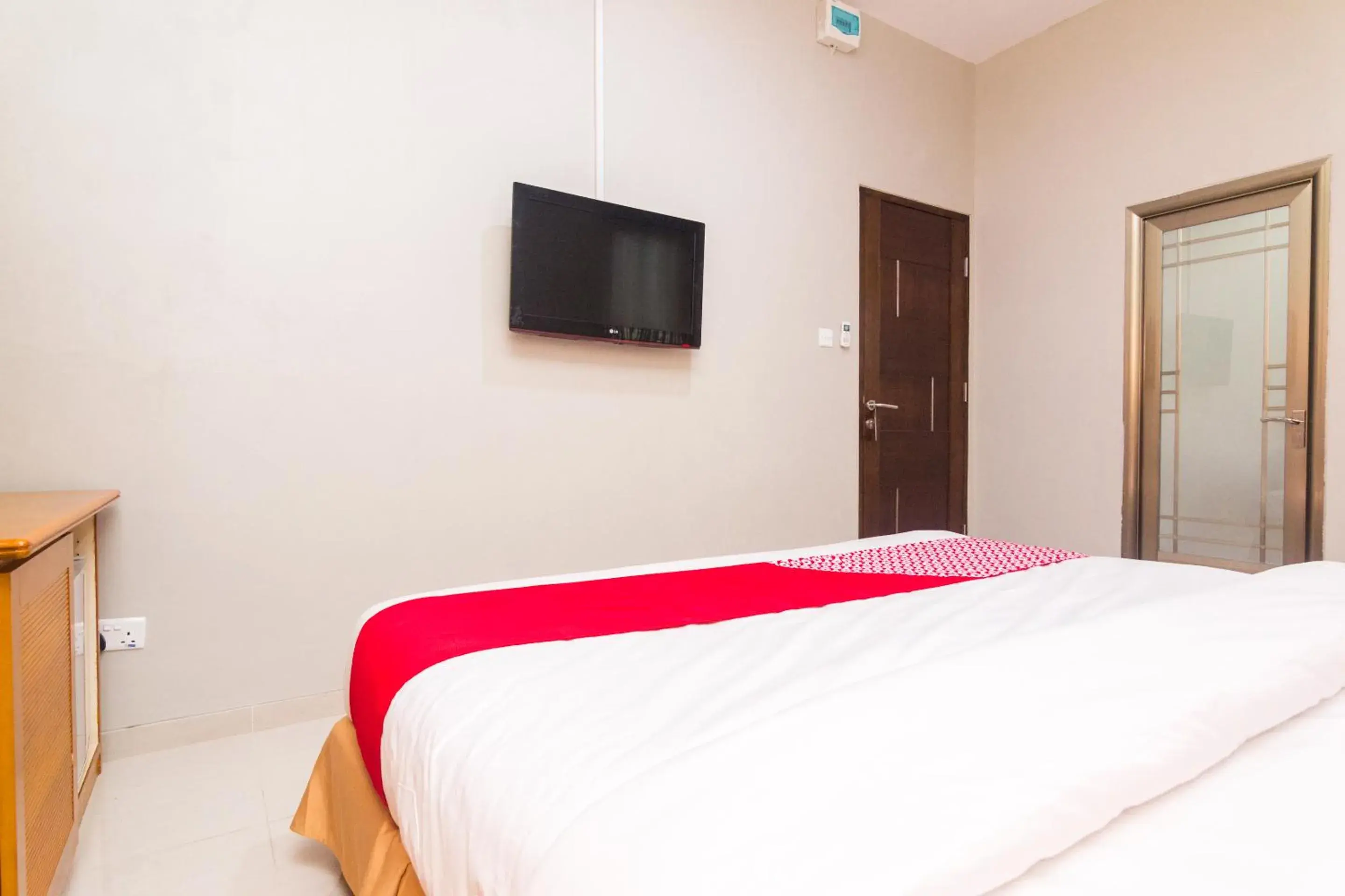 TV and multimedia, Bed in SUPER OYO 1867 Kara Guest House