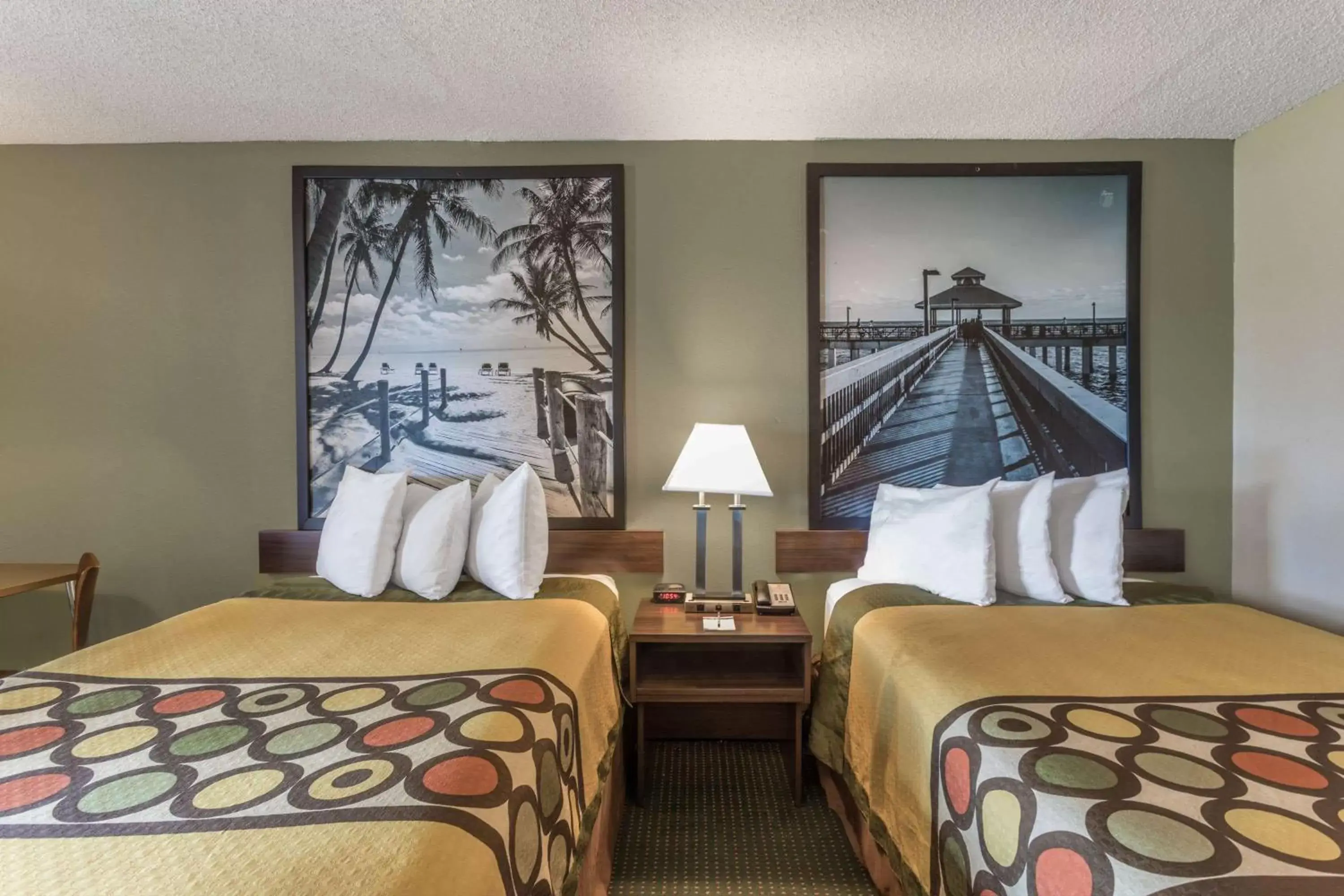 Photo of the whole room, Bed in Super 8 by Wyndham Ocala I-75