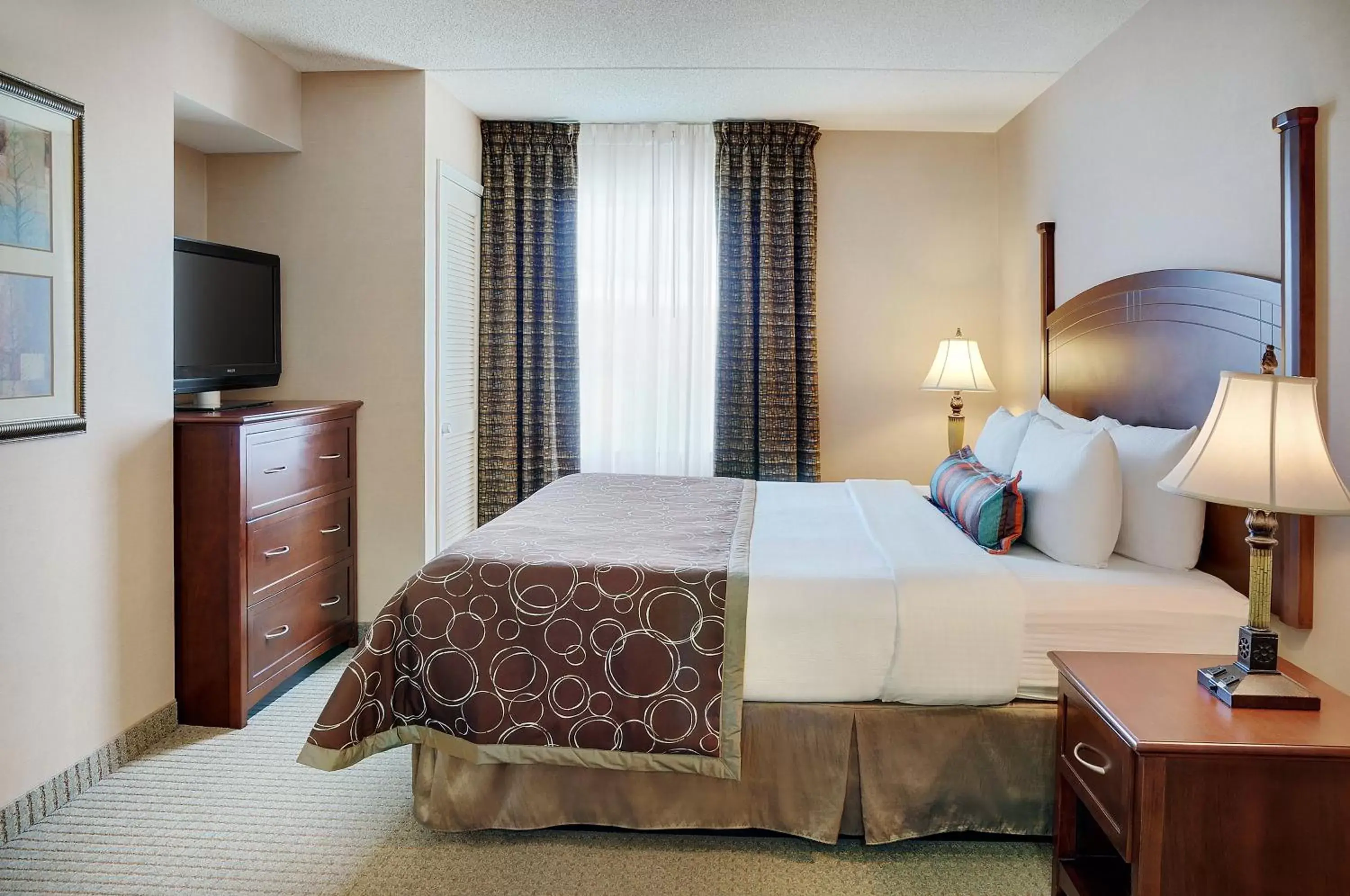Photo of the whole room, Bed in Staybridge Suites Oakville Burlington, an IHG Hotel