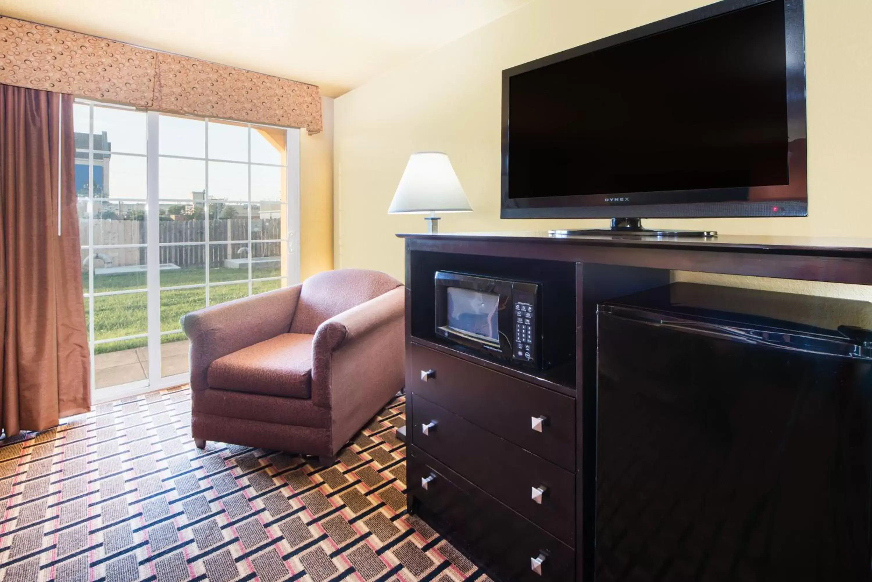 Living room, TV/Entertainment Center in Days Inn by Wyndham Joplin