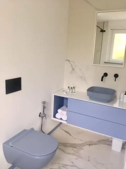 Toilet in S'O Suites Tropea