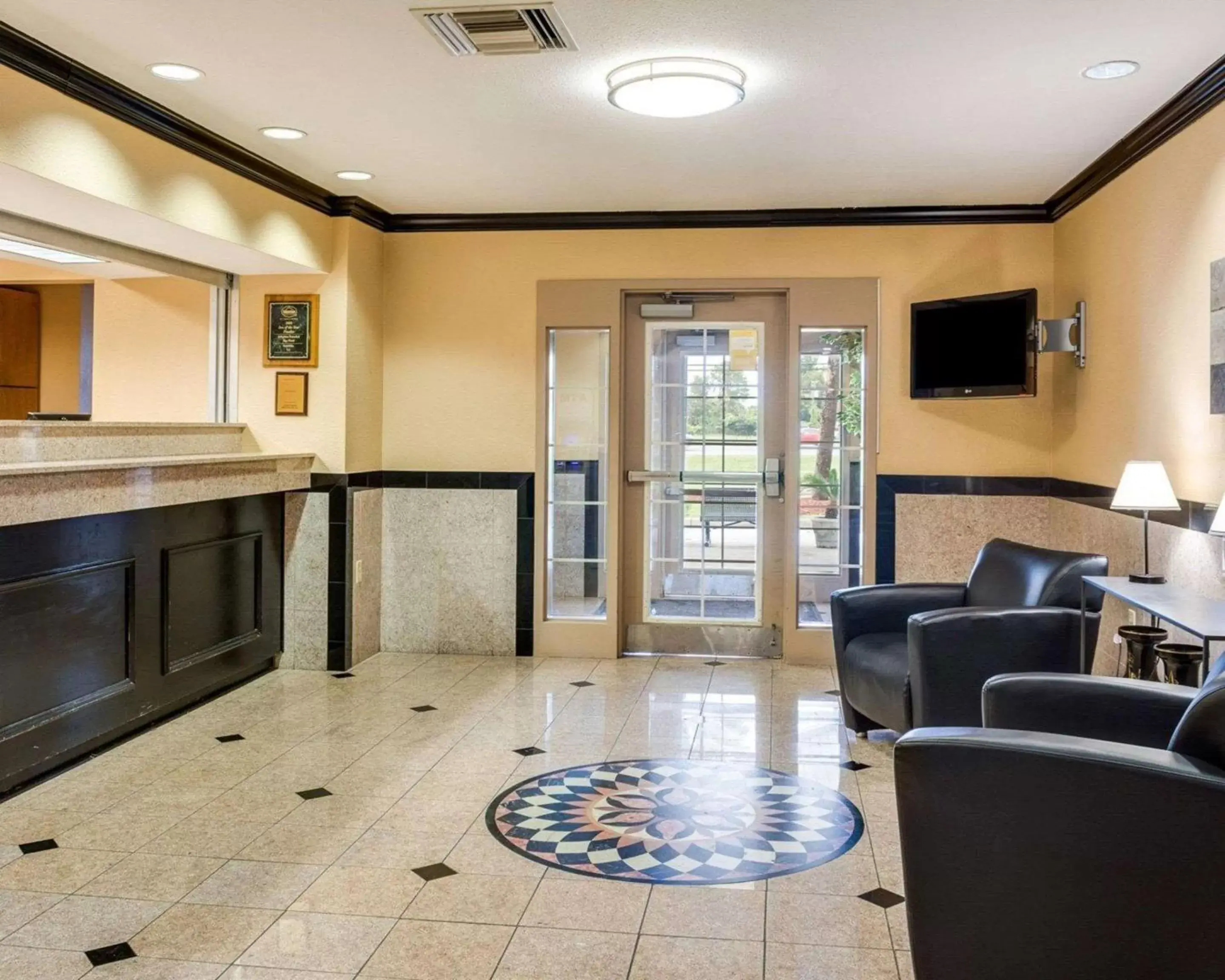 Lobby or reception in Suburban Studios Avondale