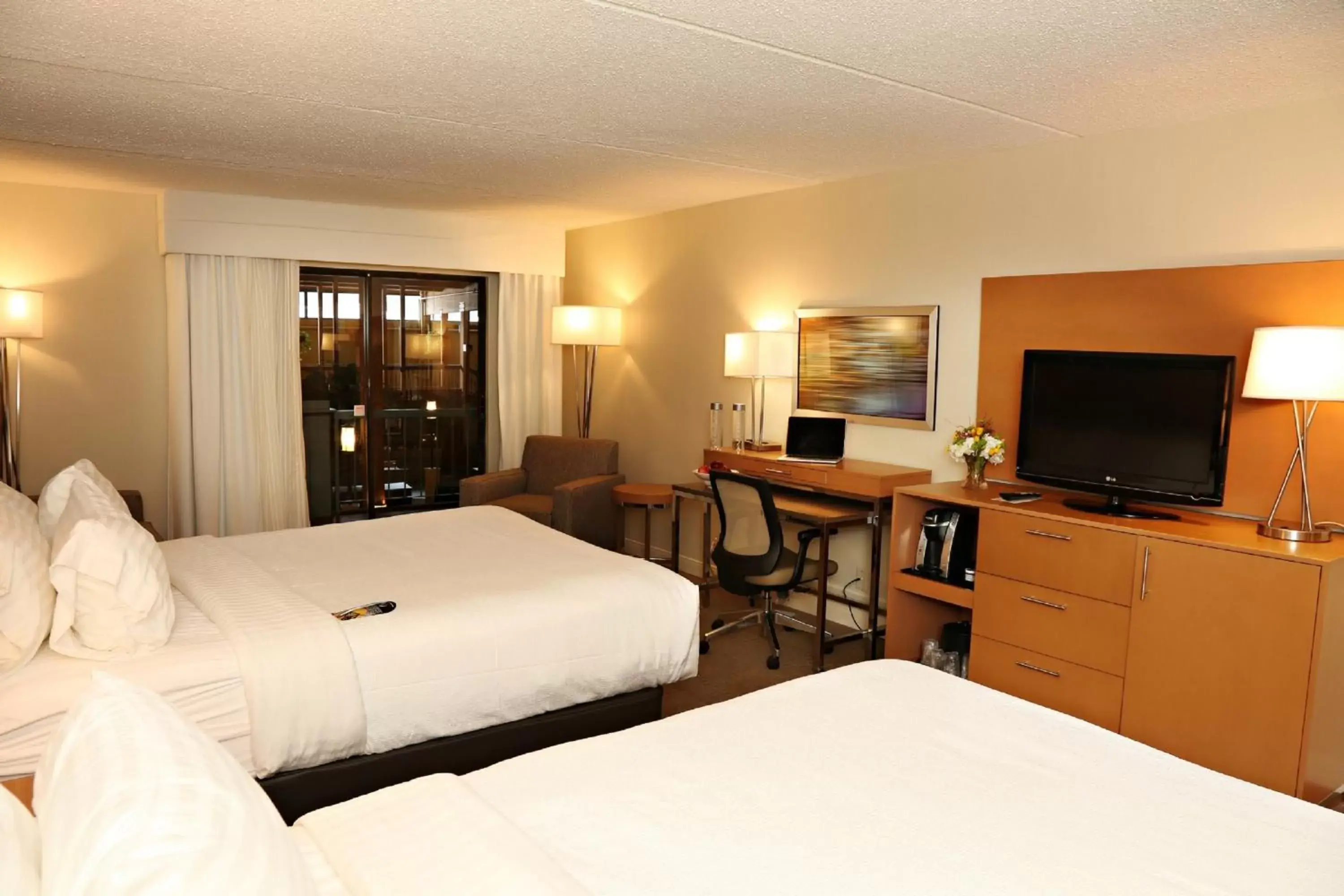 Photo of the whole room, Bed in enVision Hotel & Conference Center Mansfield-Foxboro