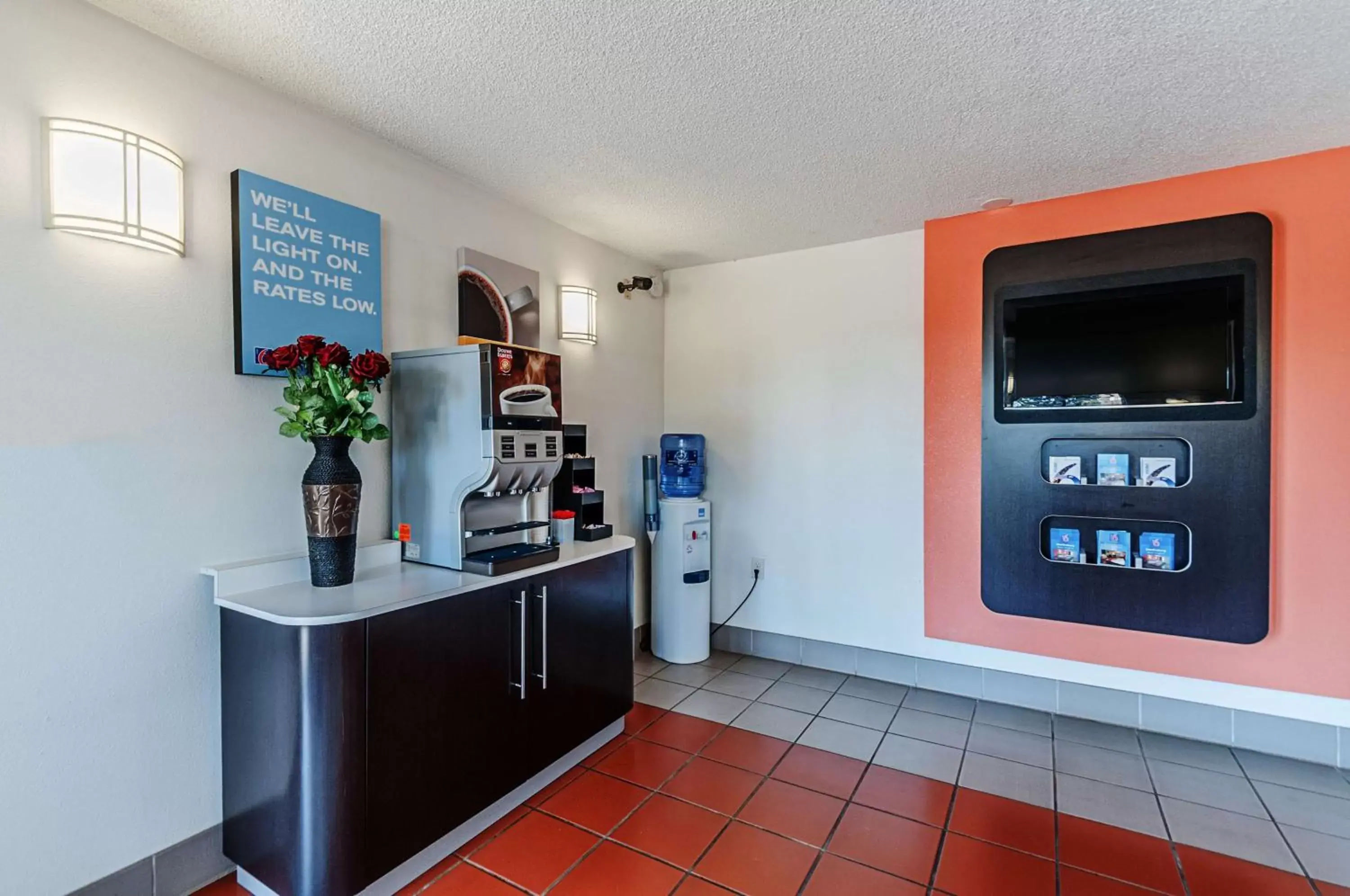Communal lounge/ TV room, Kitchen/Kitchenette in Motel 6-Martinsburg, WV