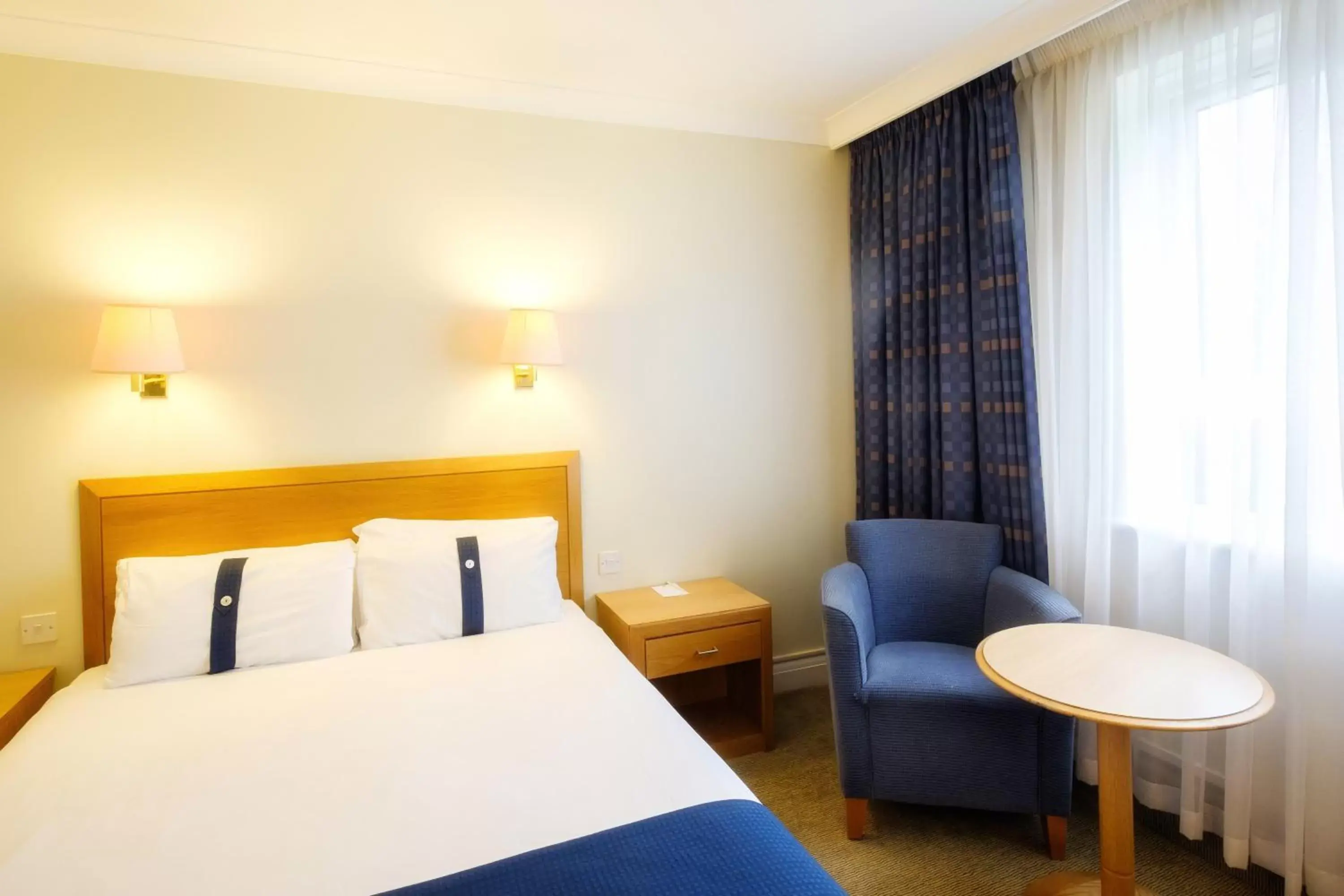 Bed in Holiday Inn Fareham Solent, an IHG Hotel