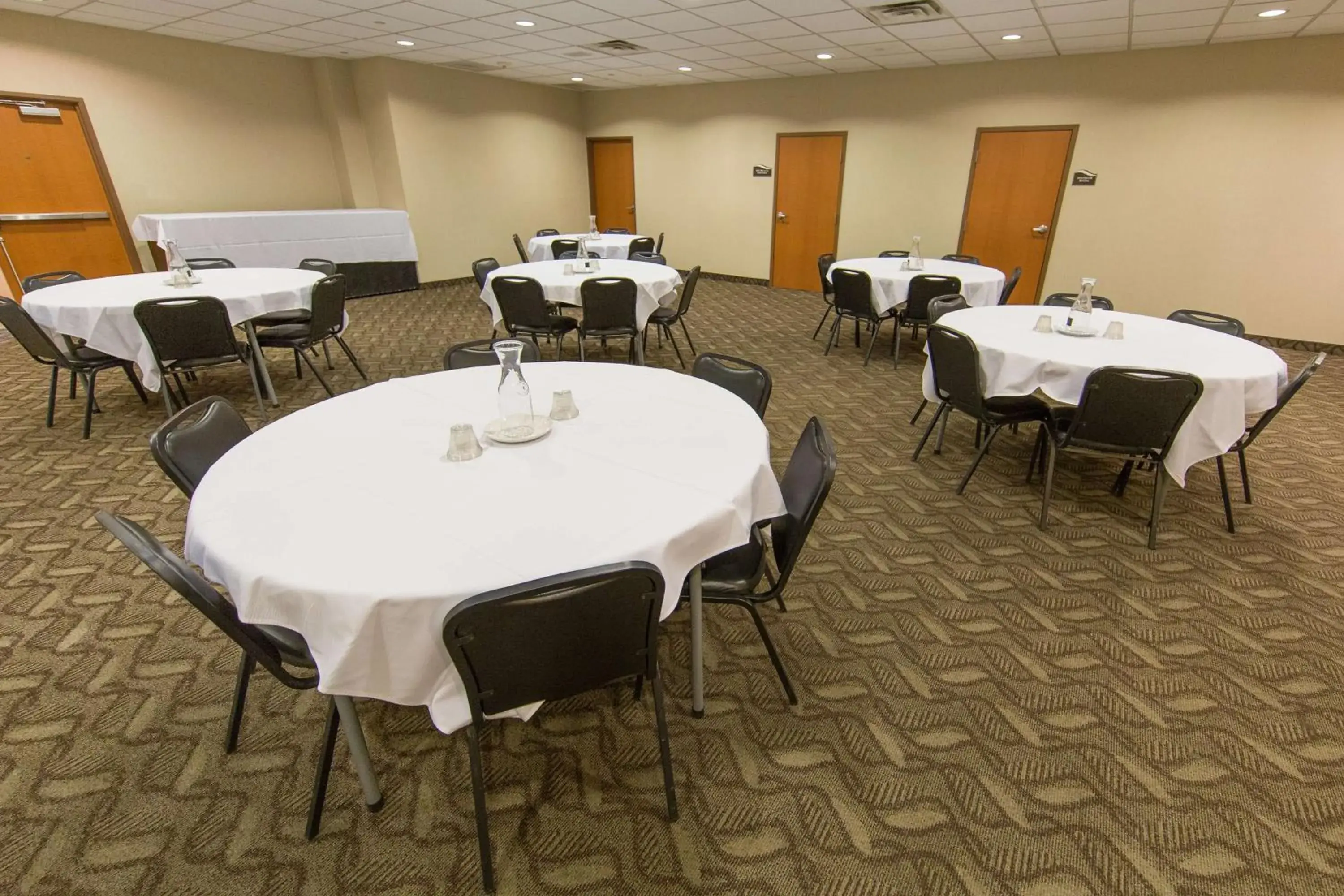 On site, Restaurant/Places to Eat in Best Western Plus Portage Hotel and Suites