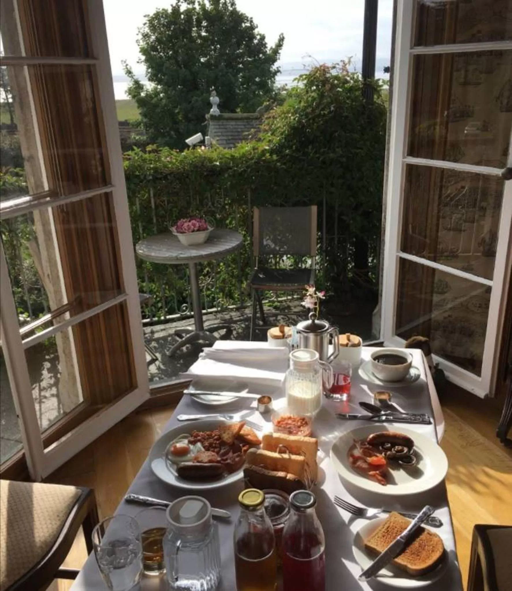 Breakfast in Bay Villa