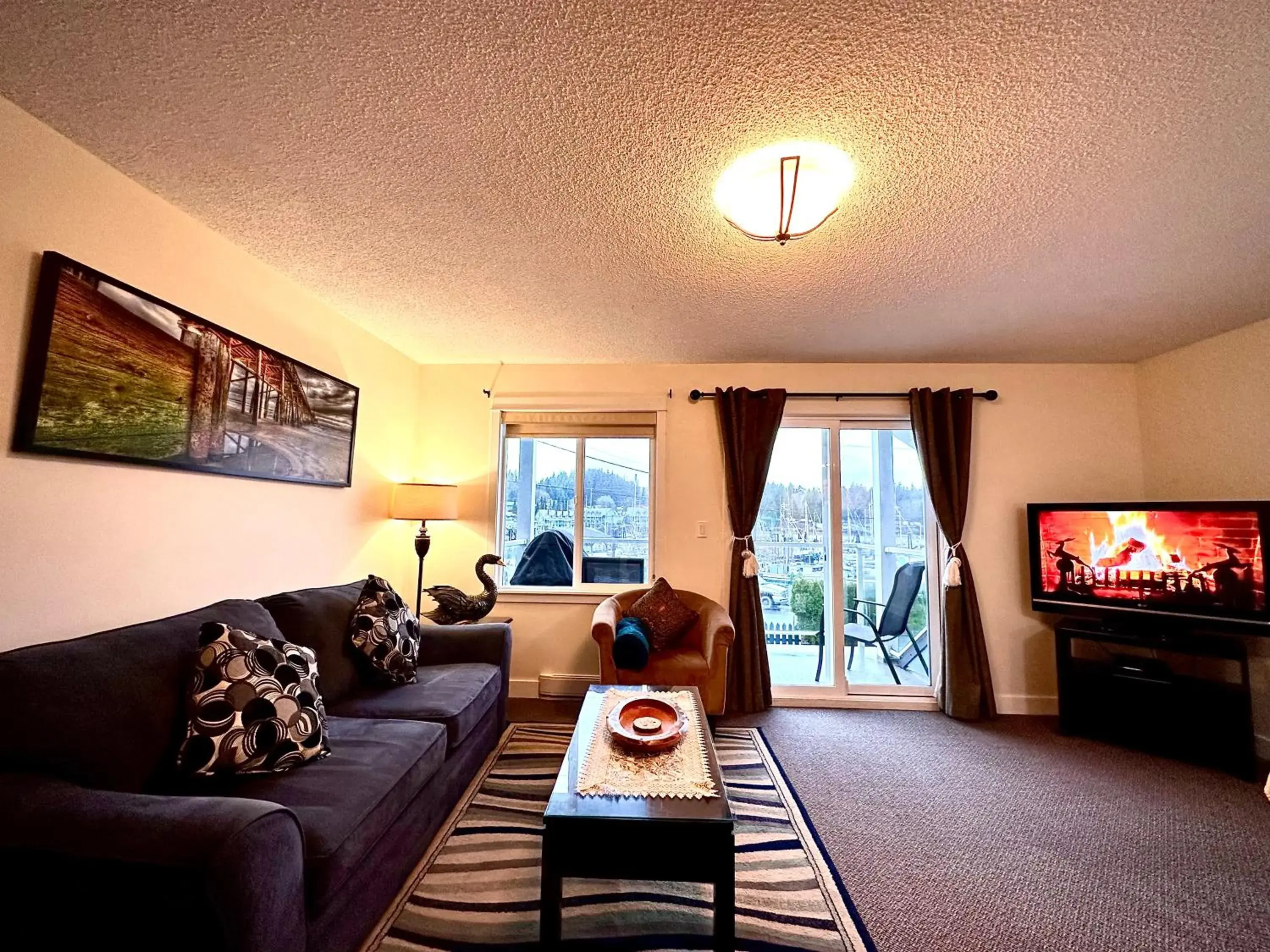 Living room, Seating Area in Bayshore Waterfront Inn