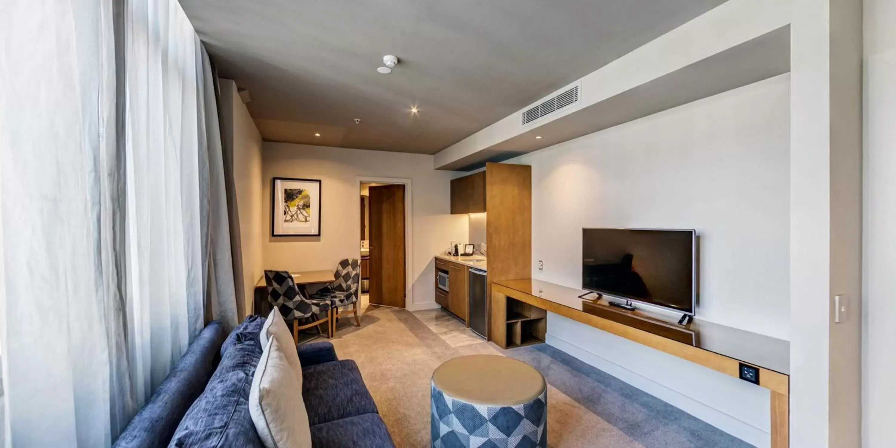 Living room, Seating Area in Distinction Dunedin Hotel