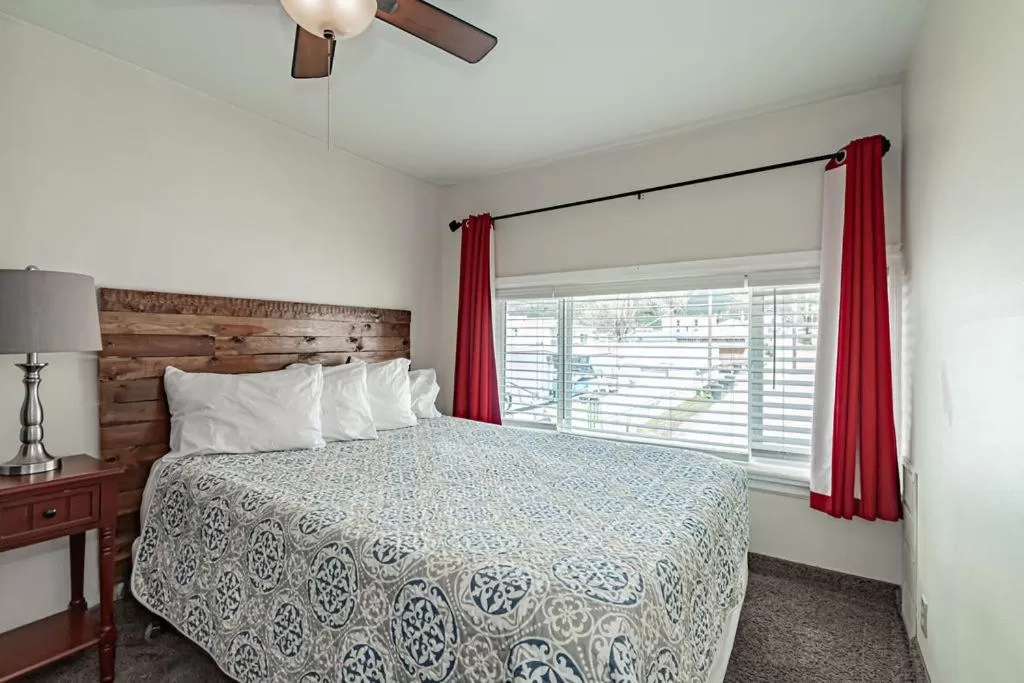 Bedroom, Bed in Suites of Lava Hot Springs