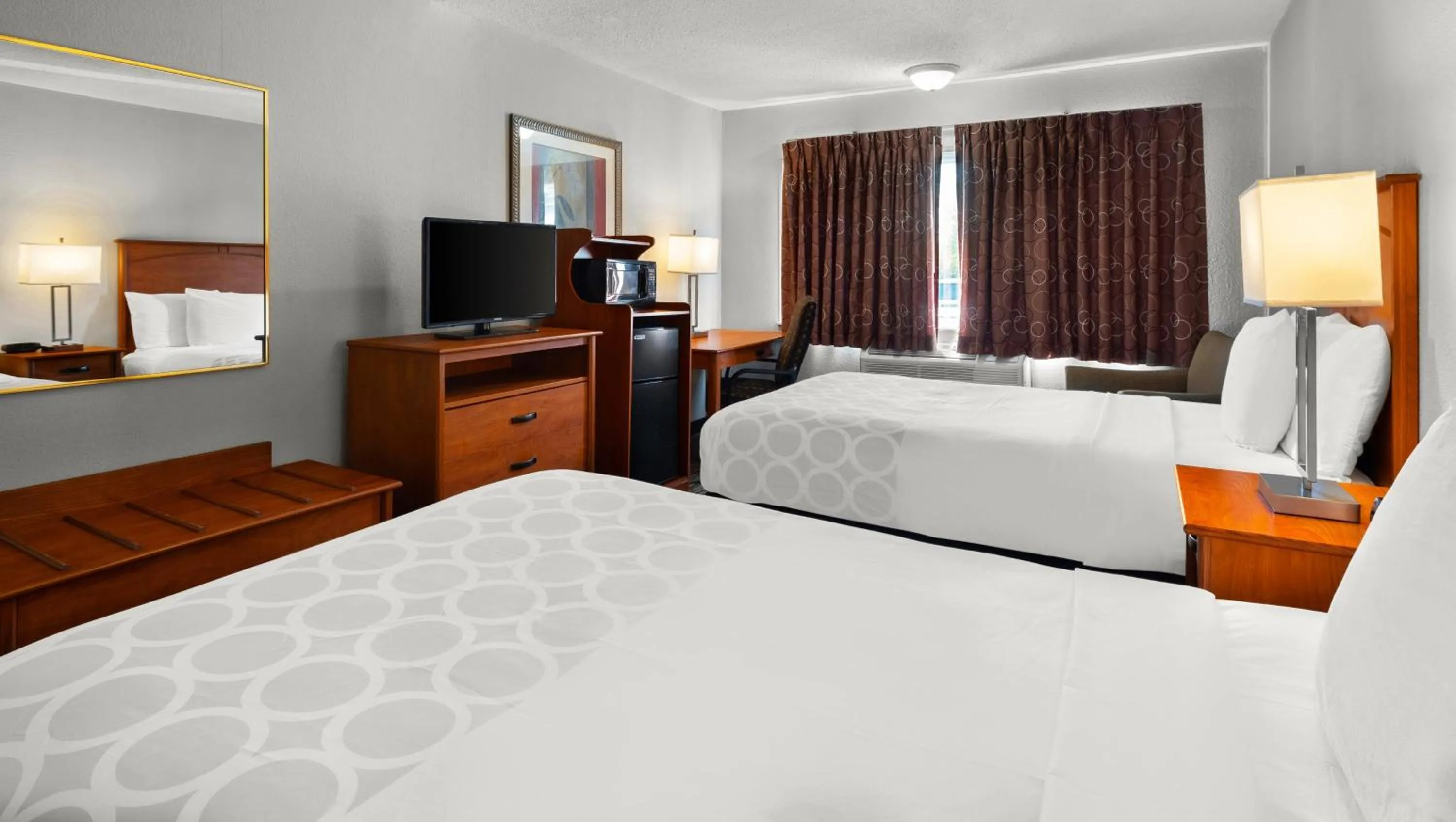 Bedroom, Bed in Magnuson Hotel Detroit Airport