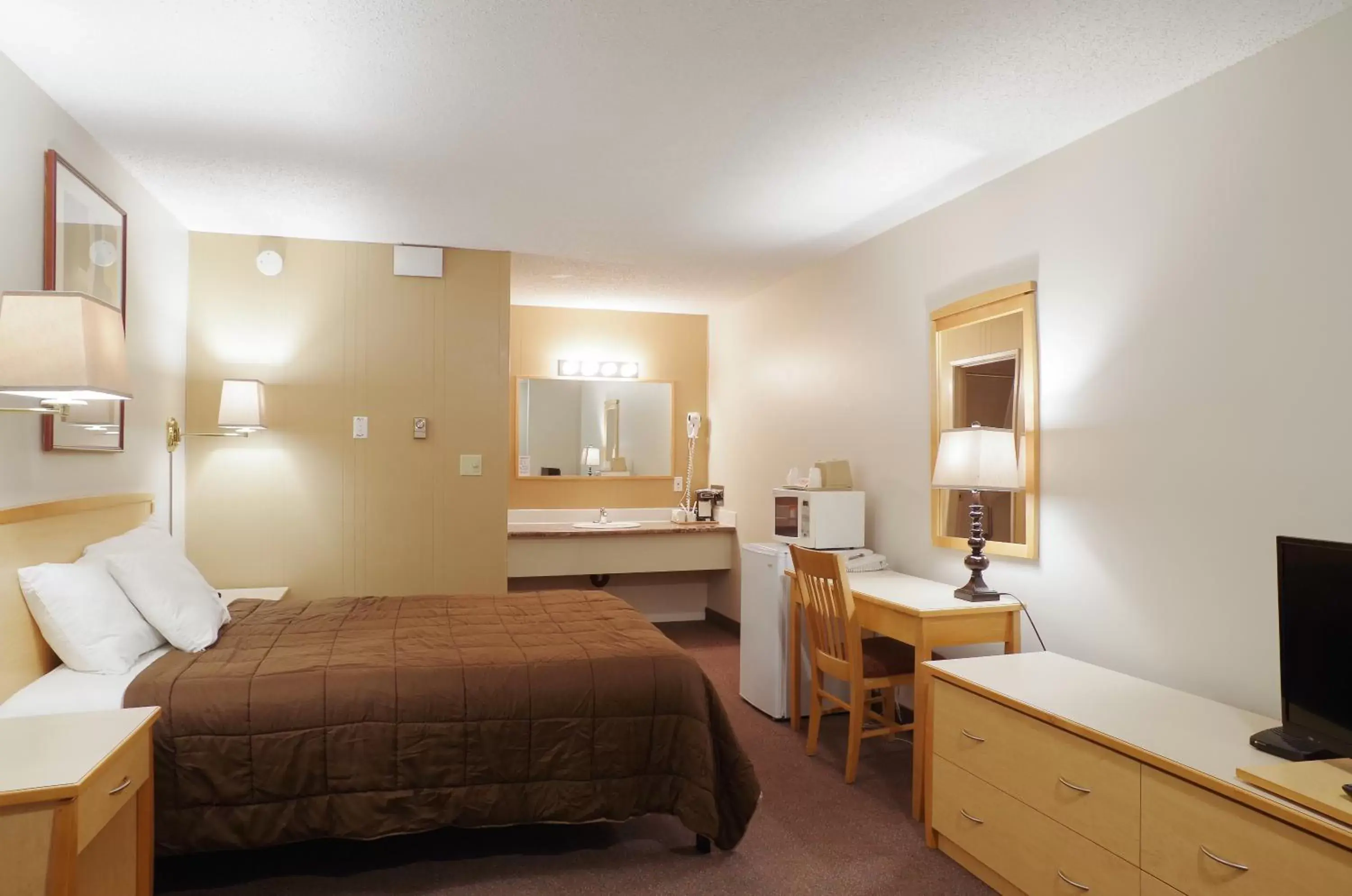 Bed in Canadas Best Value Inn and Suites Fernie
