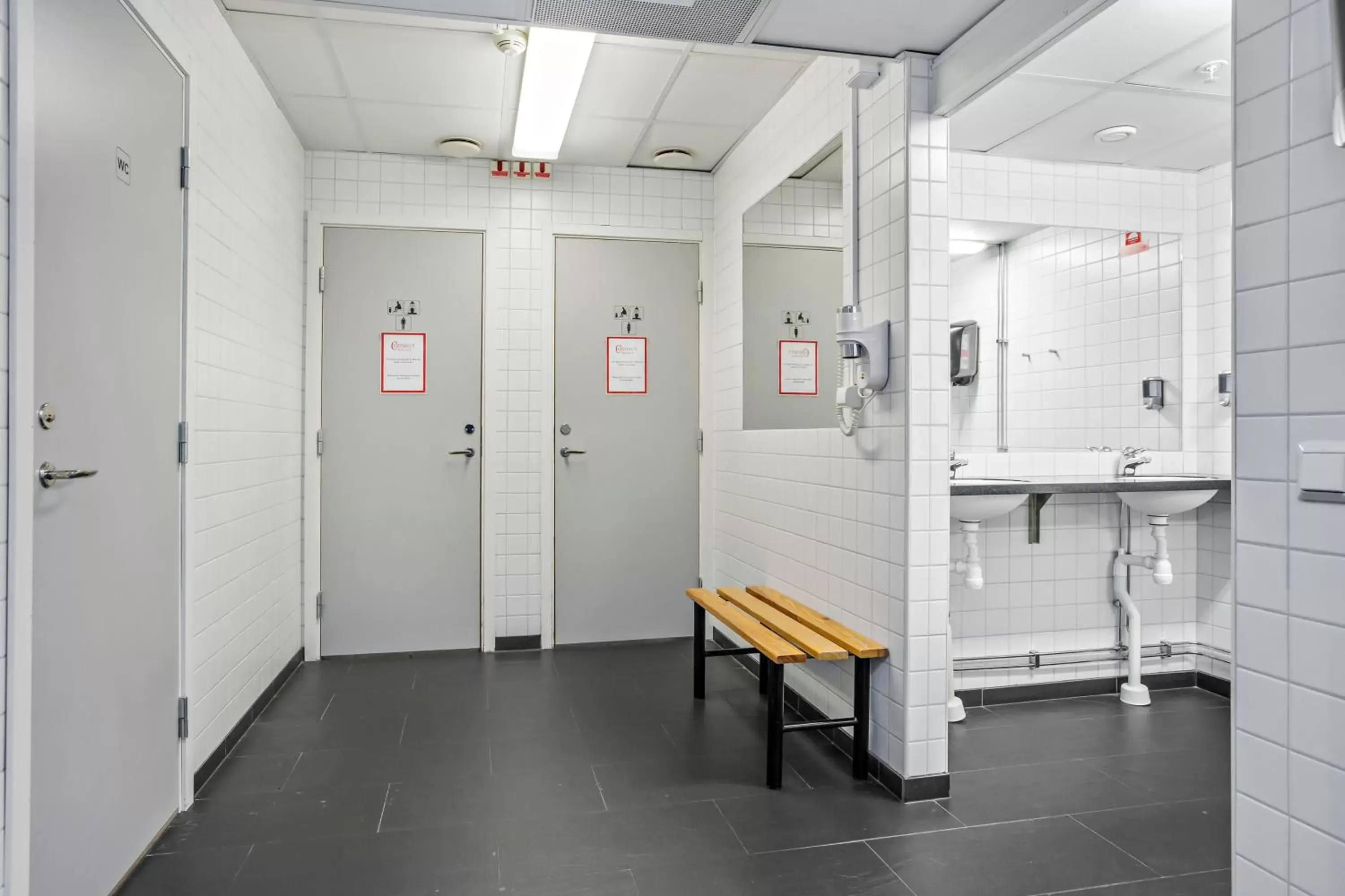 Shower, Bunk Bed in Connect Hotel Stockholm Shower, Bunk Bed in Connect Hotel Stockholm