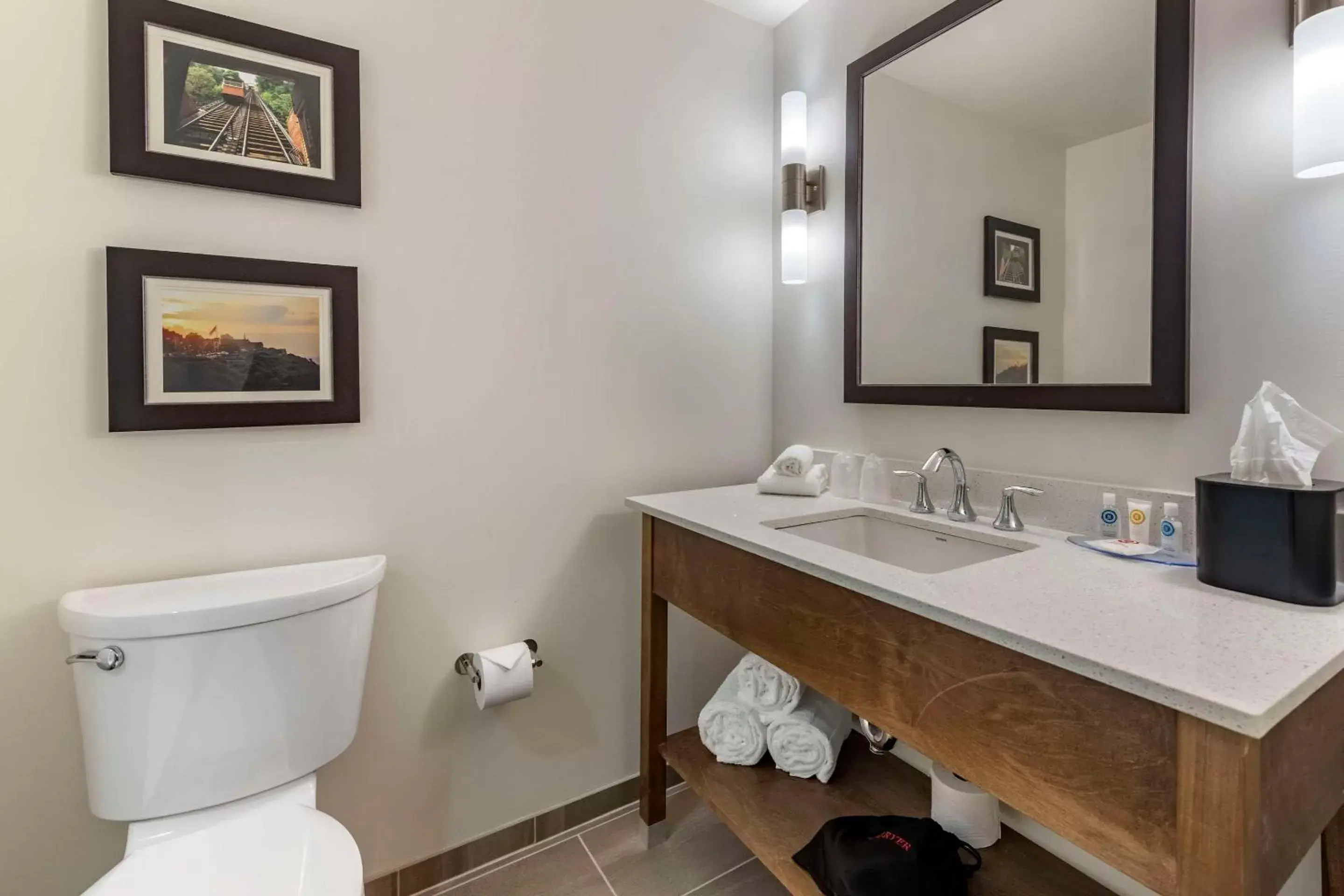 Bedroom, Bathroom in Comfort Inn & Suites Pittsburgh-Northshore