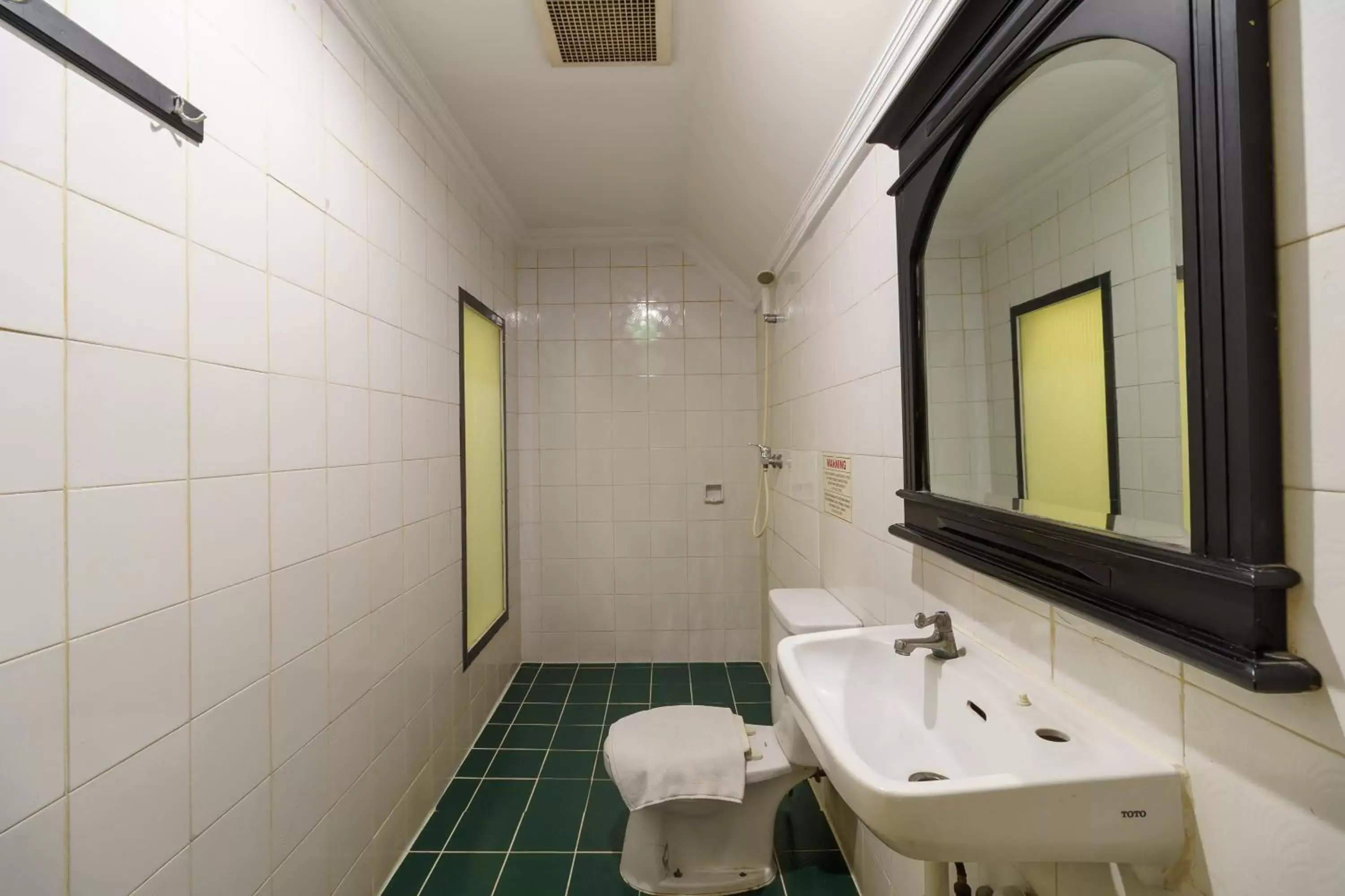 Bathroom in RedDoorz Plus near Ancol Bathroom in RedDoorz Plus near Ancol