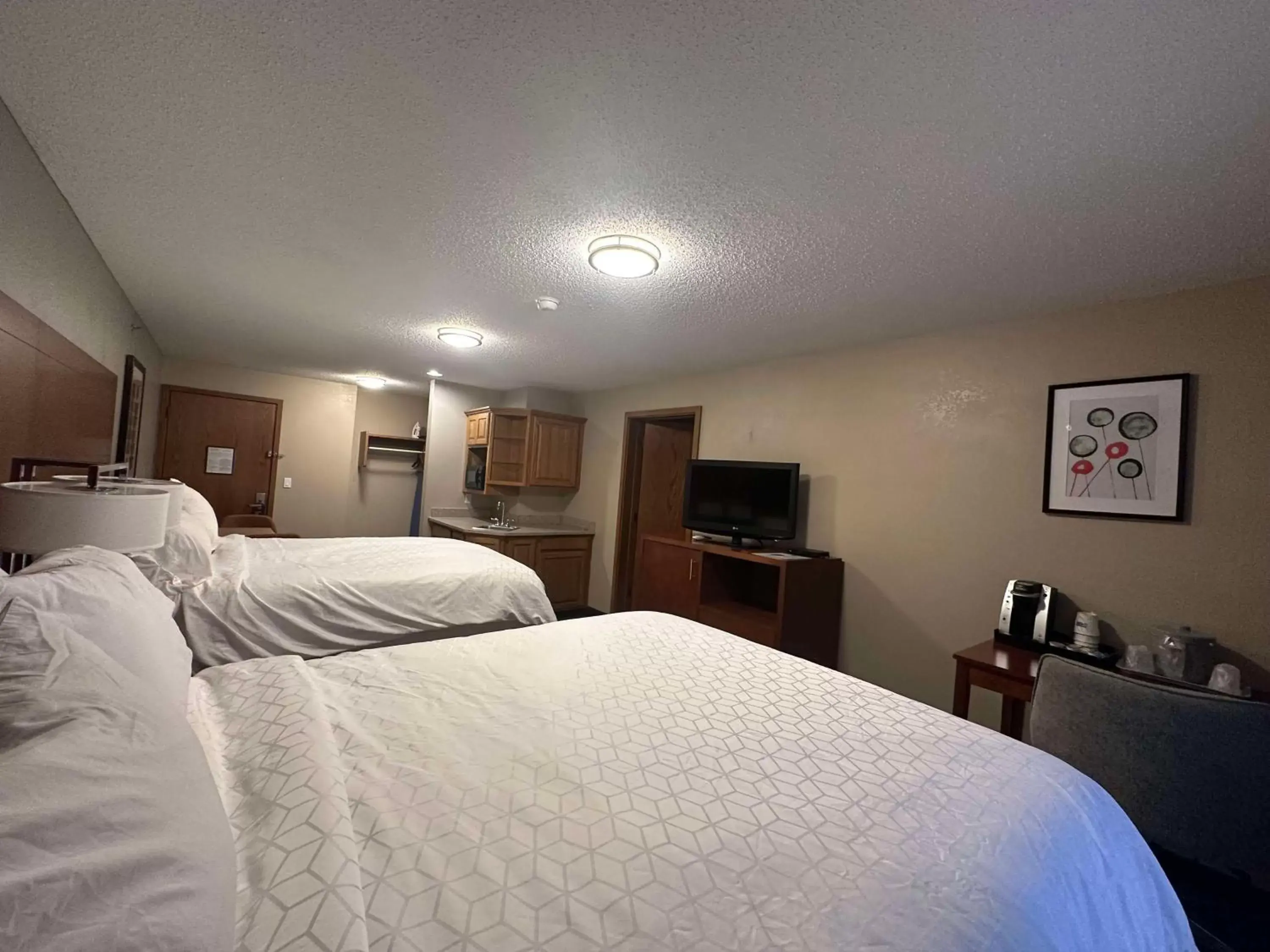 Photo of the whole room, Bed in SureStay Plus by Best Western Fremont I-69