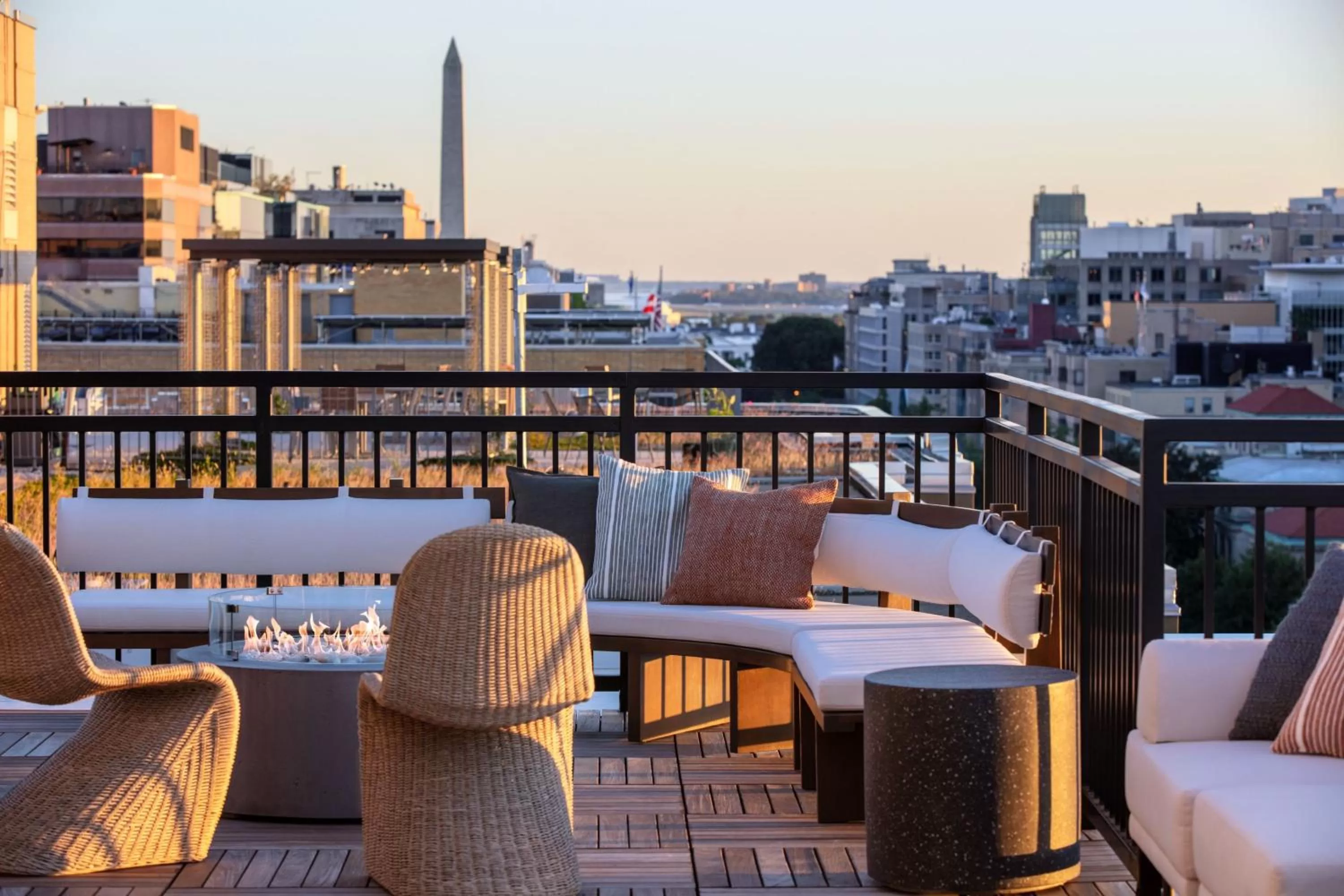Lounge or bar in Kimpton Banneker Hotel by IHG