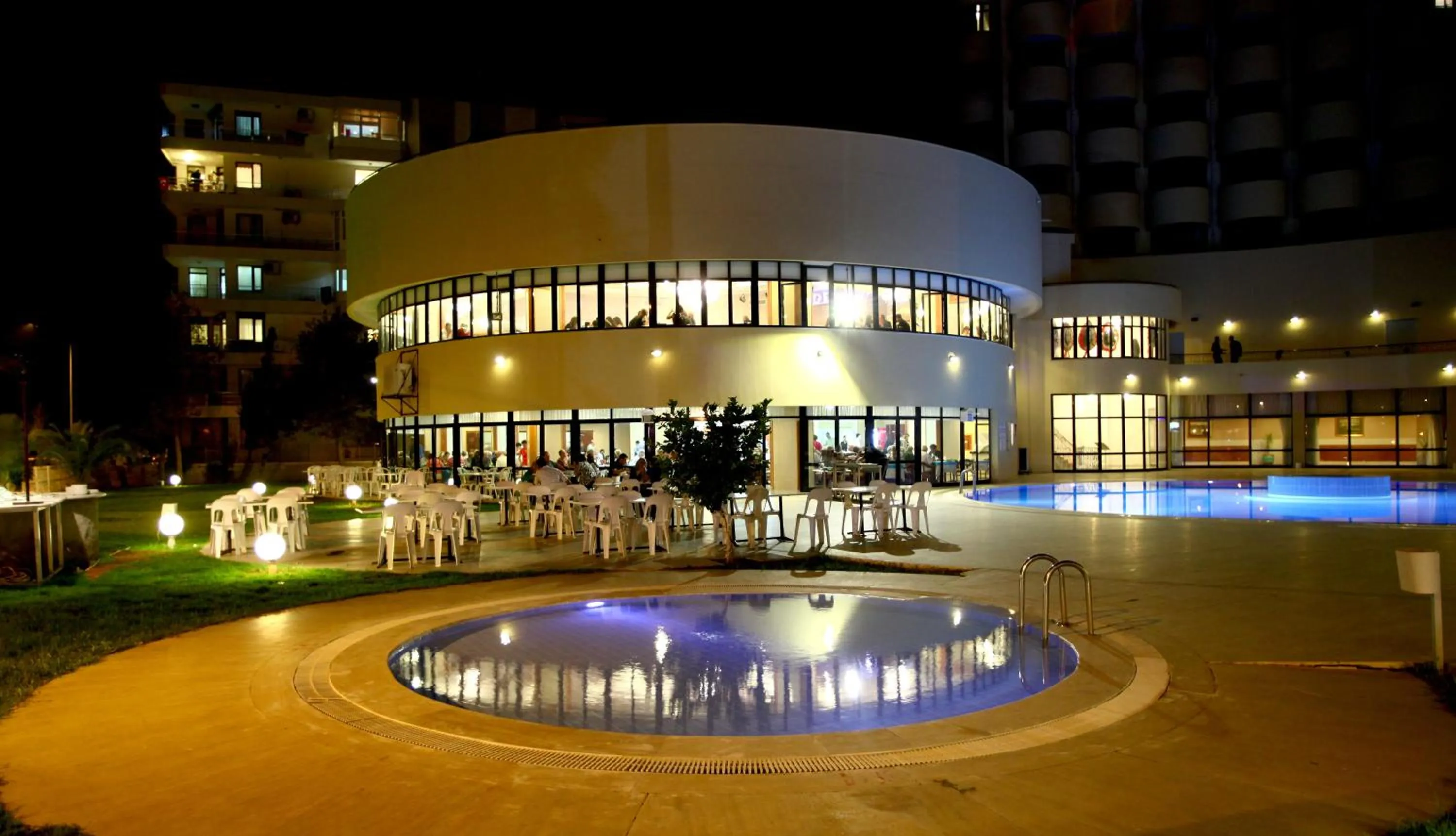 Restaurant/places to eat in Cender Hotel