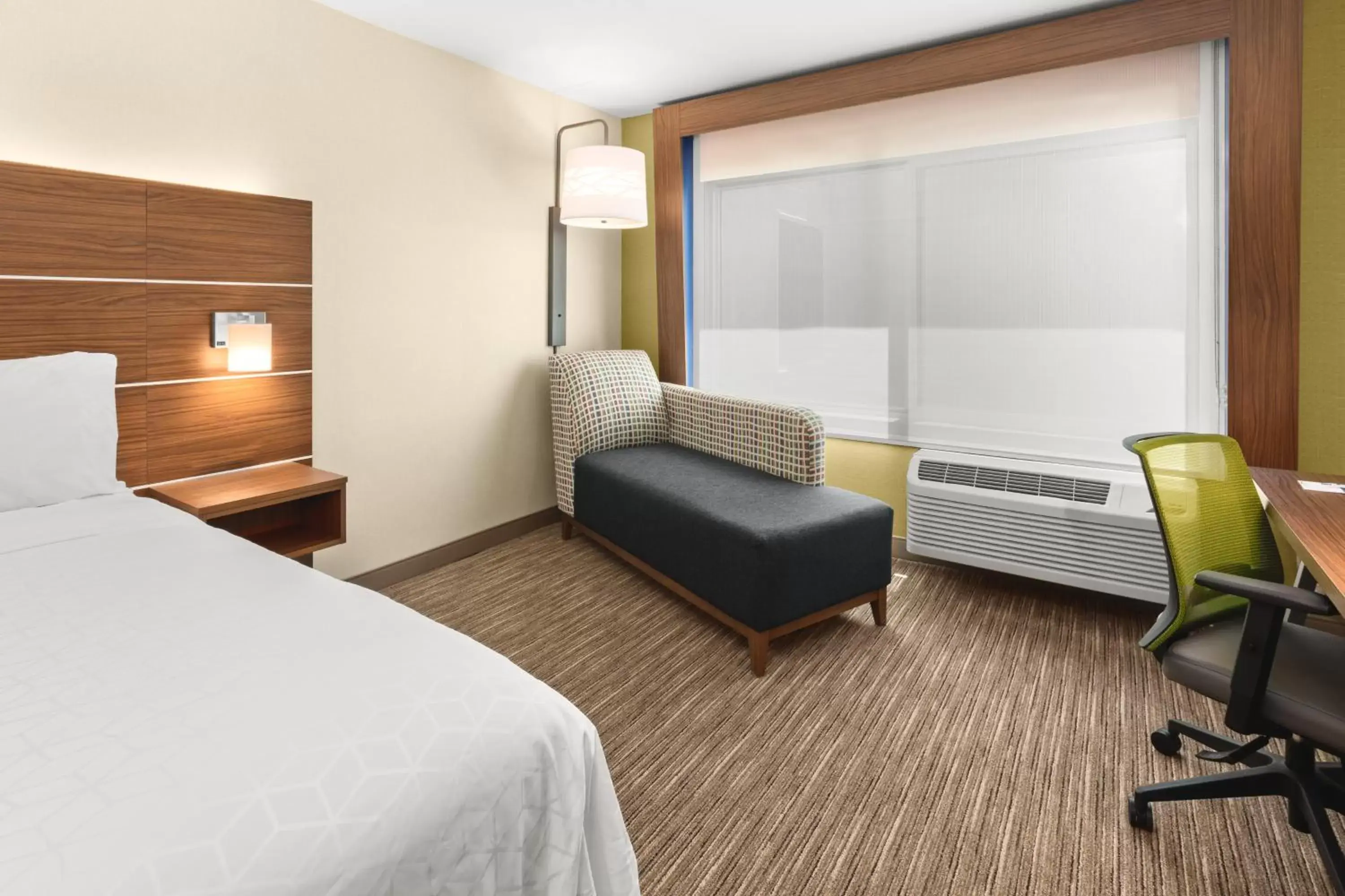 Photo of the whole room, Bed in Holiday Inn Express & Suites - Suisun City, an IHG Hotel