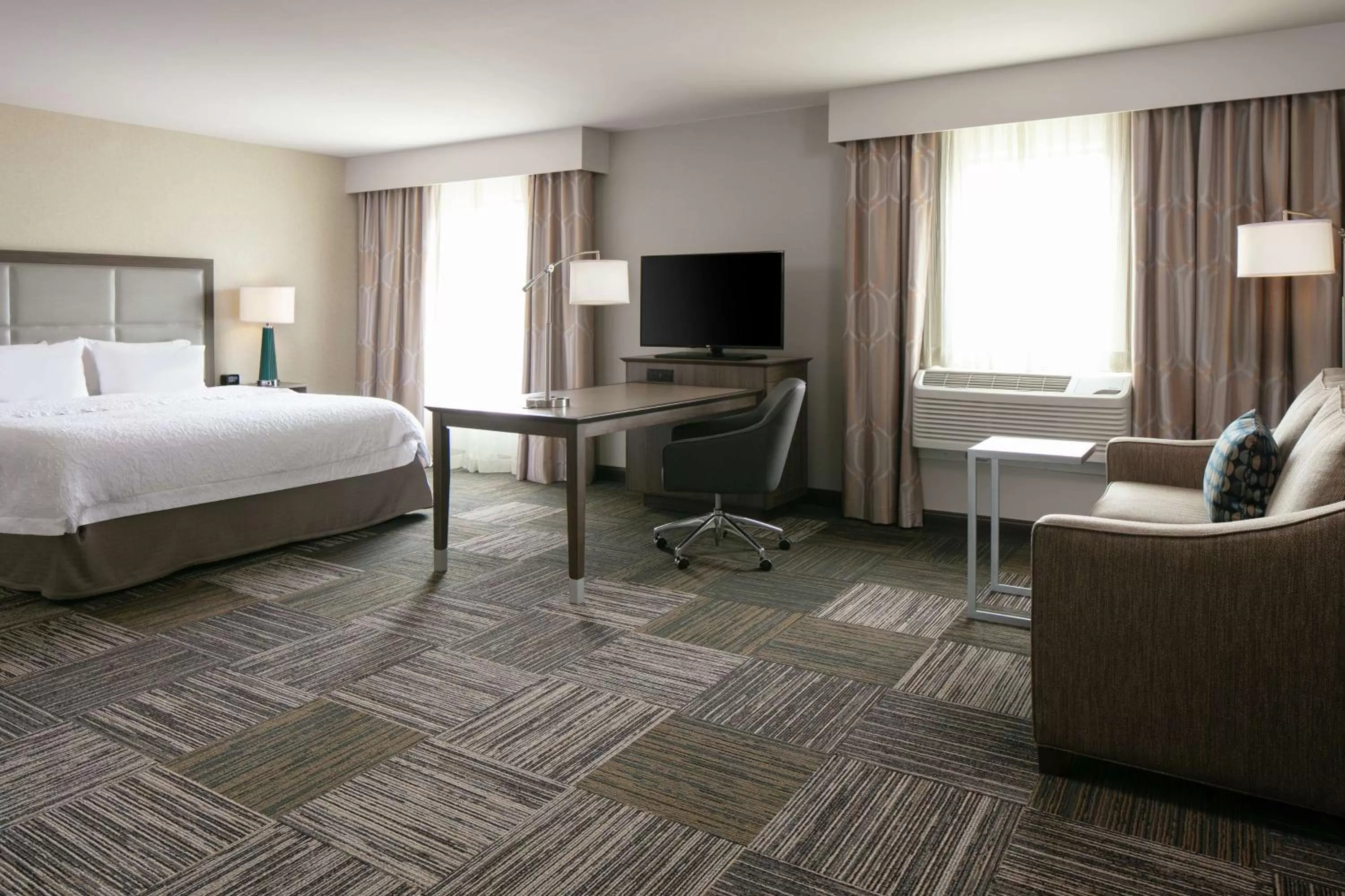 Bedroom, Bed in Hampton Inn & Suites-Hudson Wisconsin