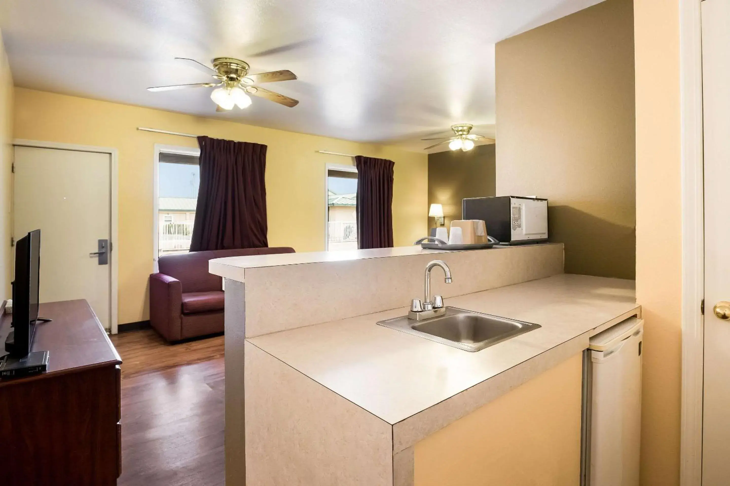 Bedroom, Kitchen/Kitchenette in Econo Lodge Bartlesville Hwy 75