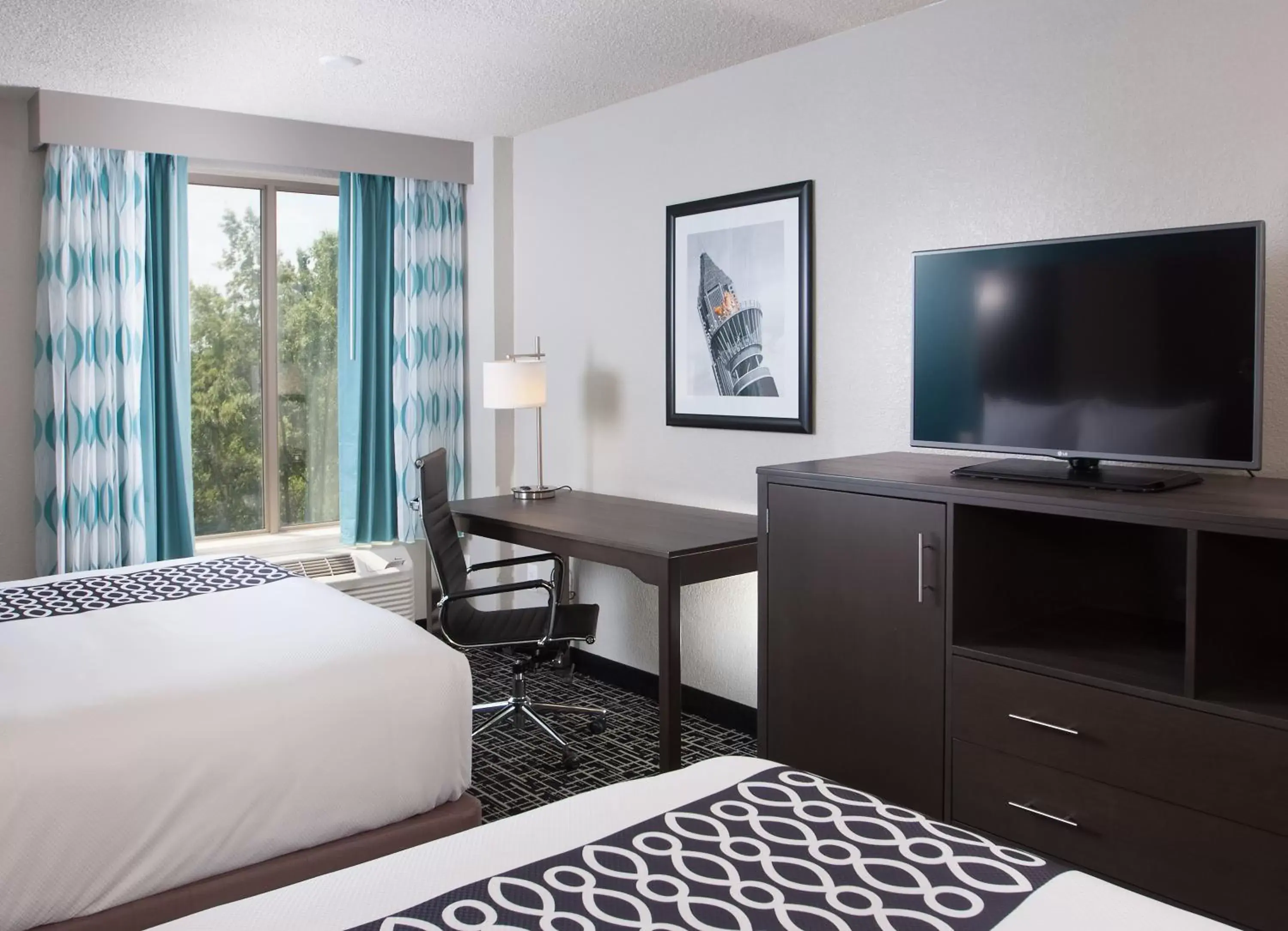 Photo of the whole room, TV/Entertainment Center in La Quinta by Wyndham Atlanta Airport North