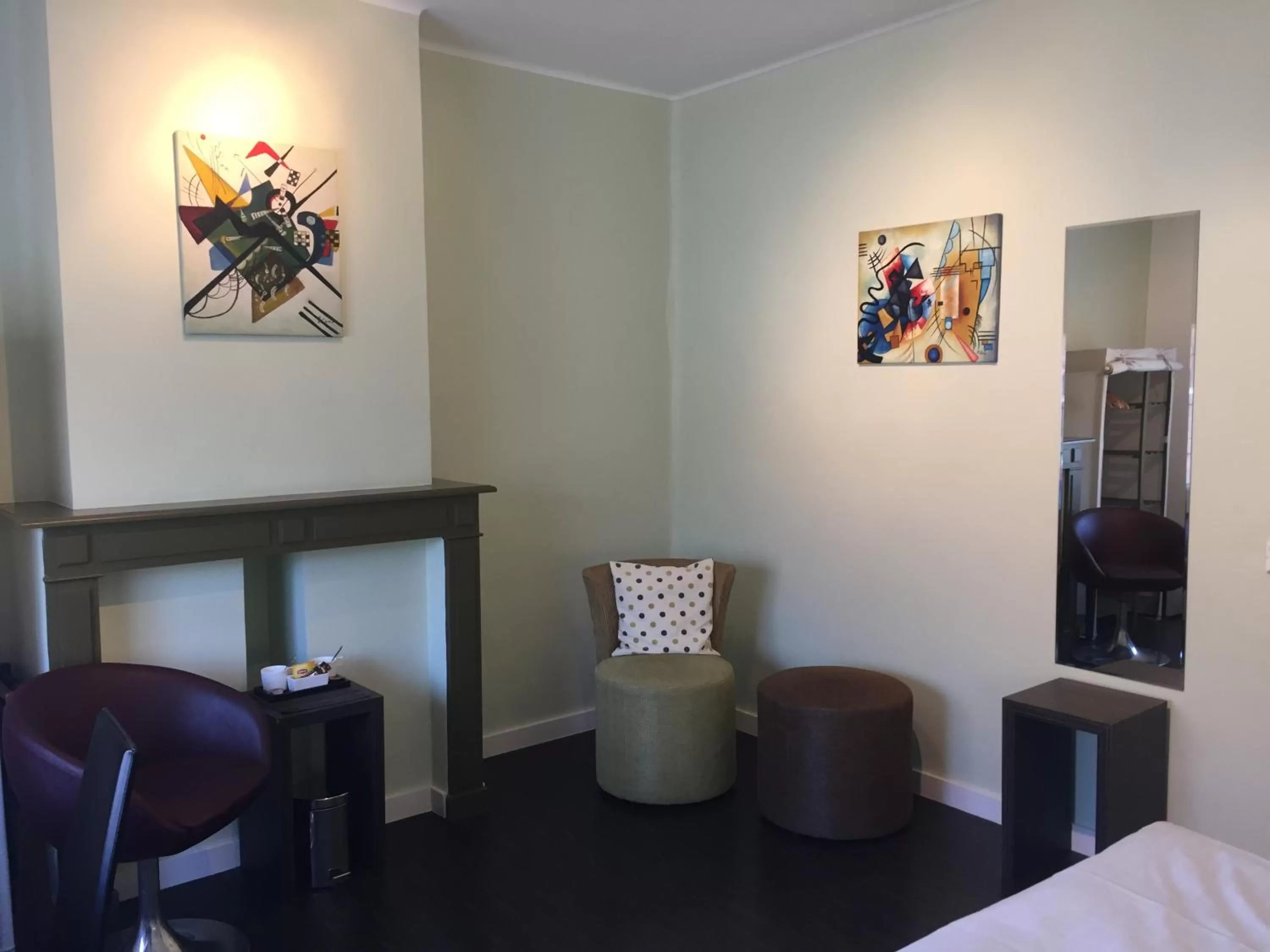 Seating area, Bed in B&B Sabbajon