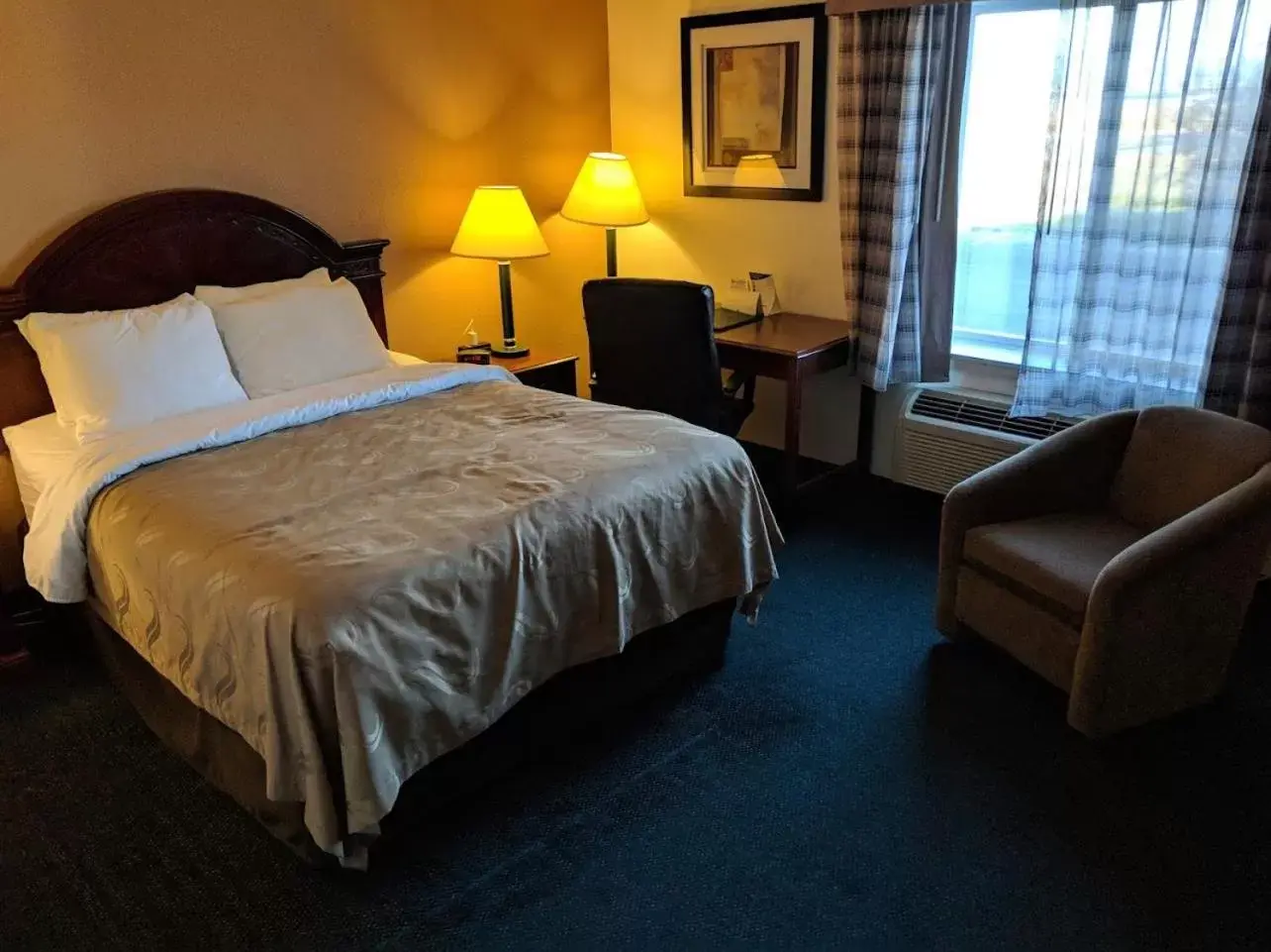 Bedroom, Bed in Helena Inn - Airport