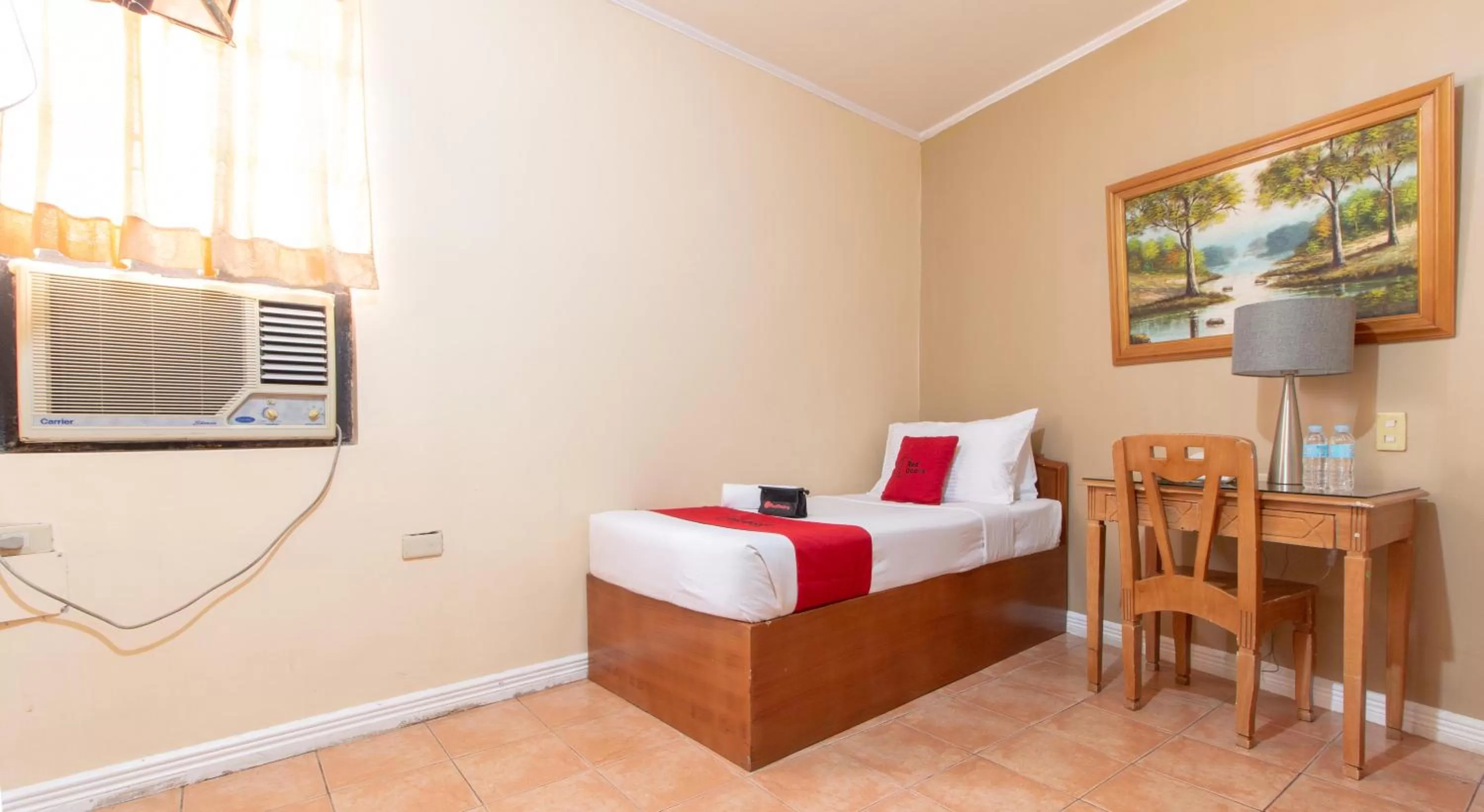 Photo of the whole room, Bed in RedDoorz @ Downtown Tacloban