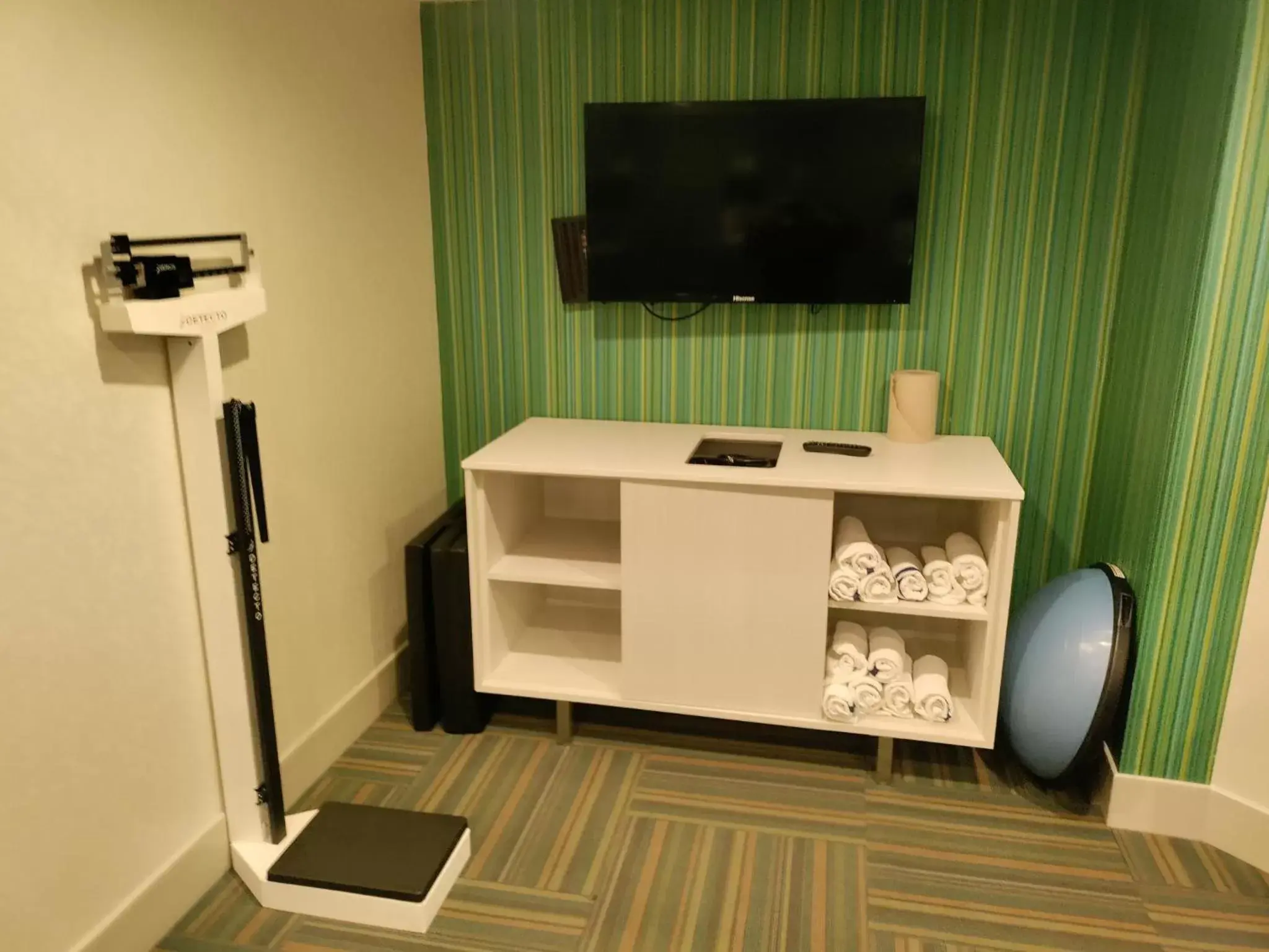 Fitness centre/facilities, TV/Entertainment Center in Holiday Inn Express Newberg - Wine Country, an IHG Hotel