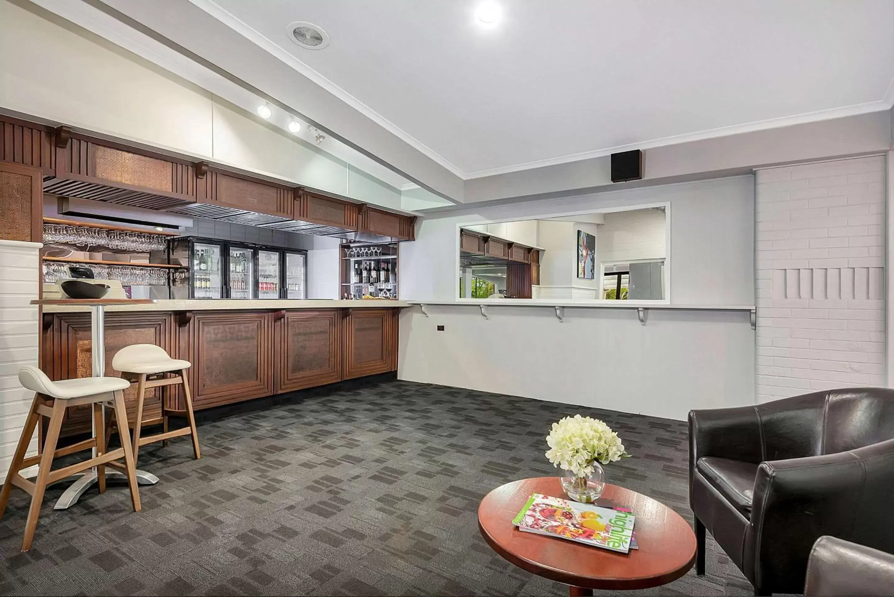 Lobby or reception, Kitchen/Kitchenette in Toowoomba Motel & Events Centre