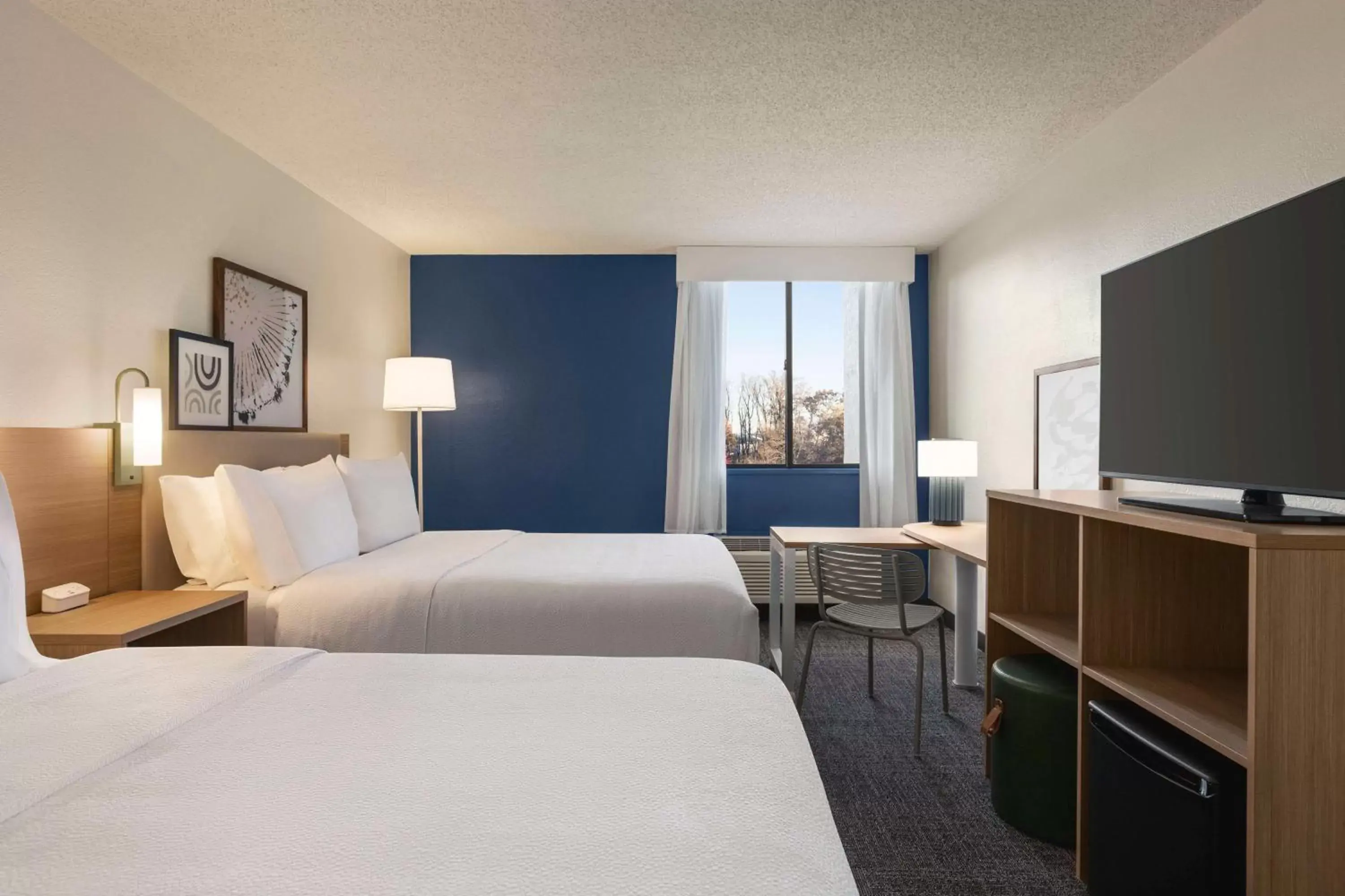 Bed, TV/Entertainment Center in Spark By Hilton Germantown Washington DC North