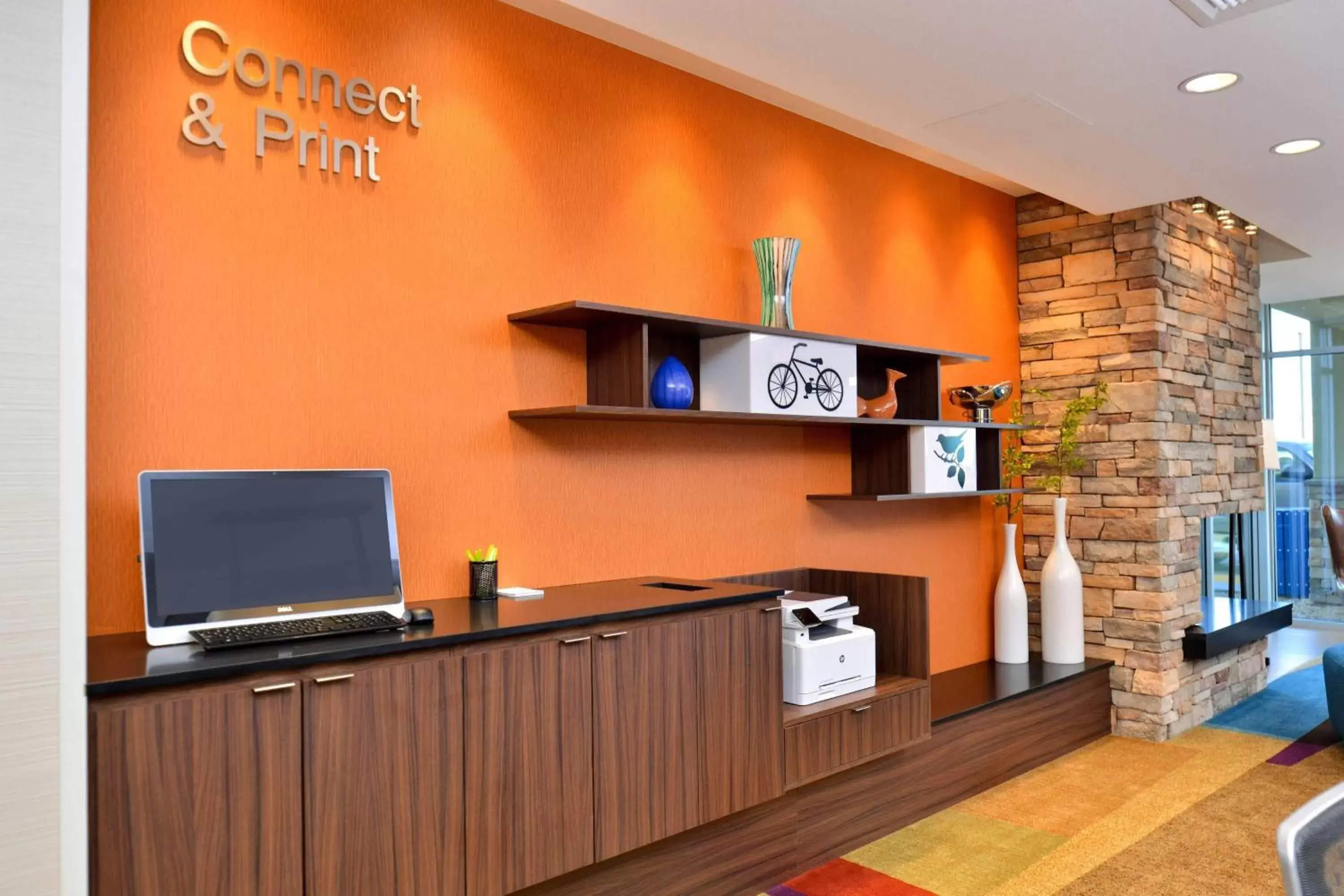 Business facilities, TV/Entertainment Center in Fairfield Inn & Suites by Marriott Sacramento Airport Woodland