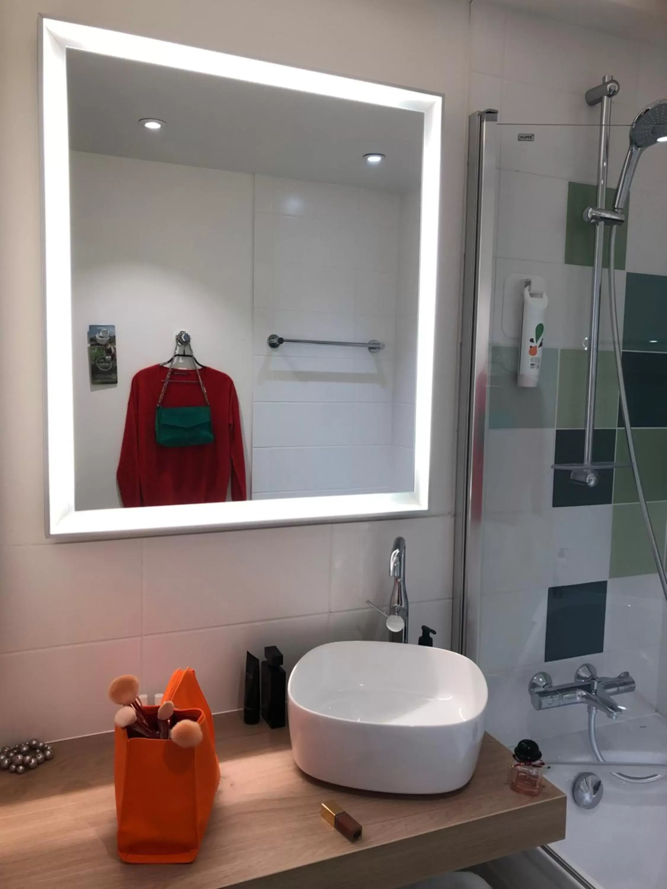 Bathroom in ibis Styles Arcachon Gujan Mestras