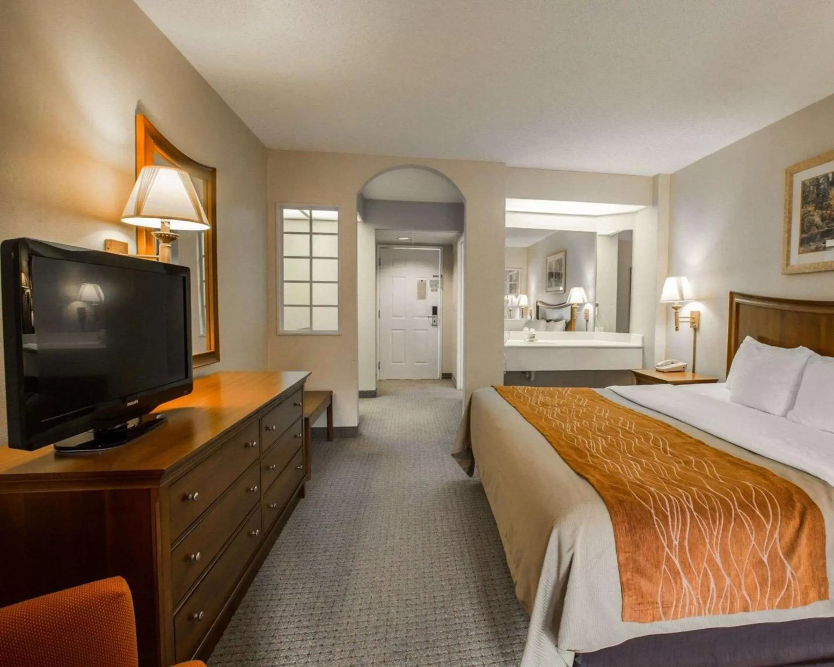 Bedroom, TV/Entertainment Center in Rodeway Inn and Suites on the River