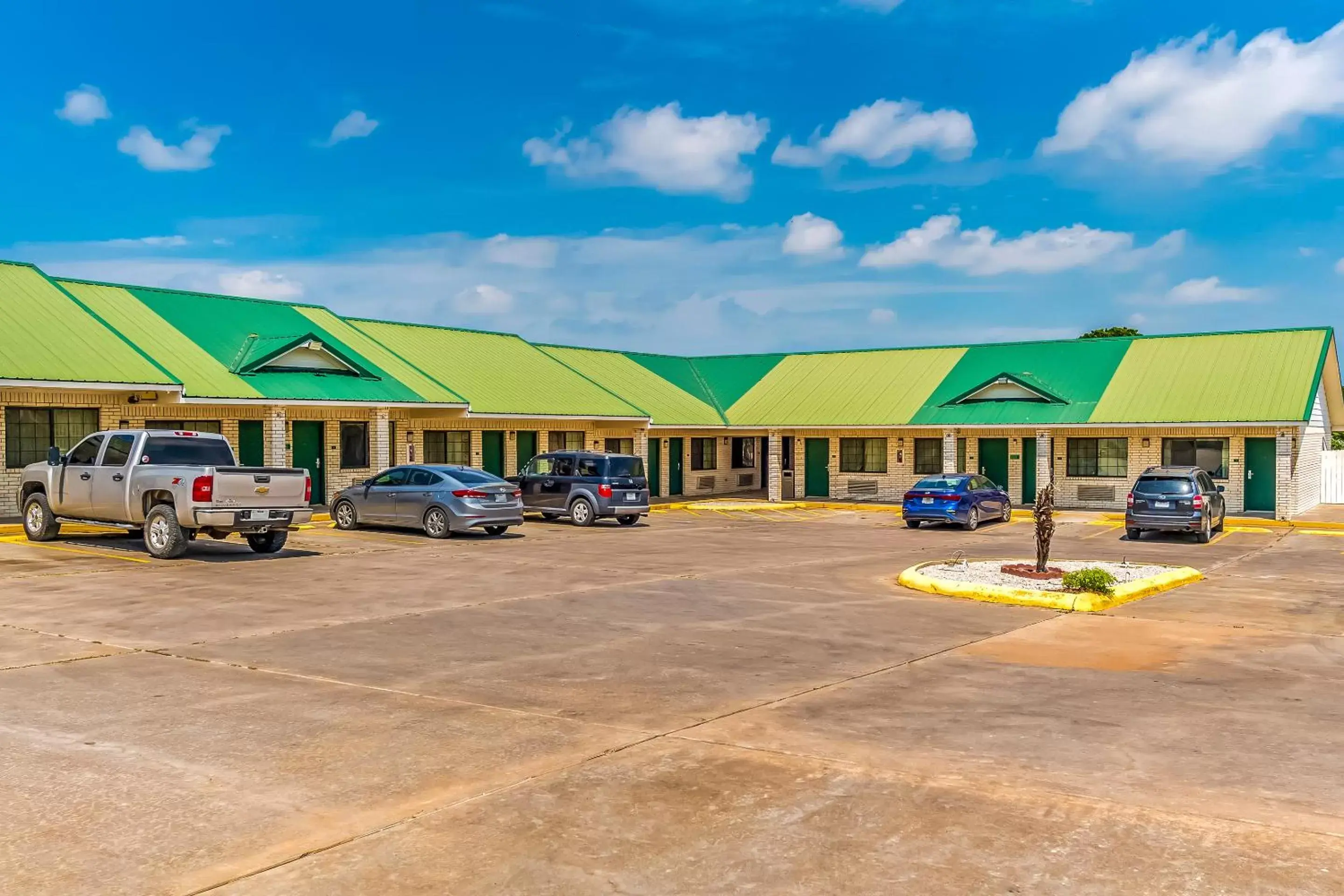 Parking, Property Building in OYO Hotel Yoakum West