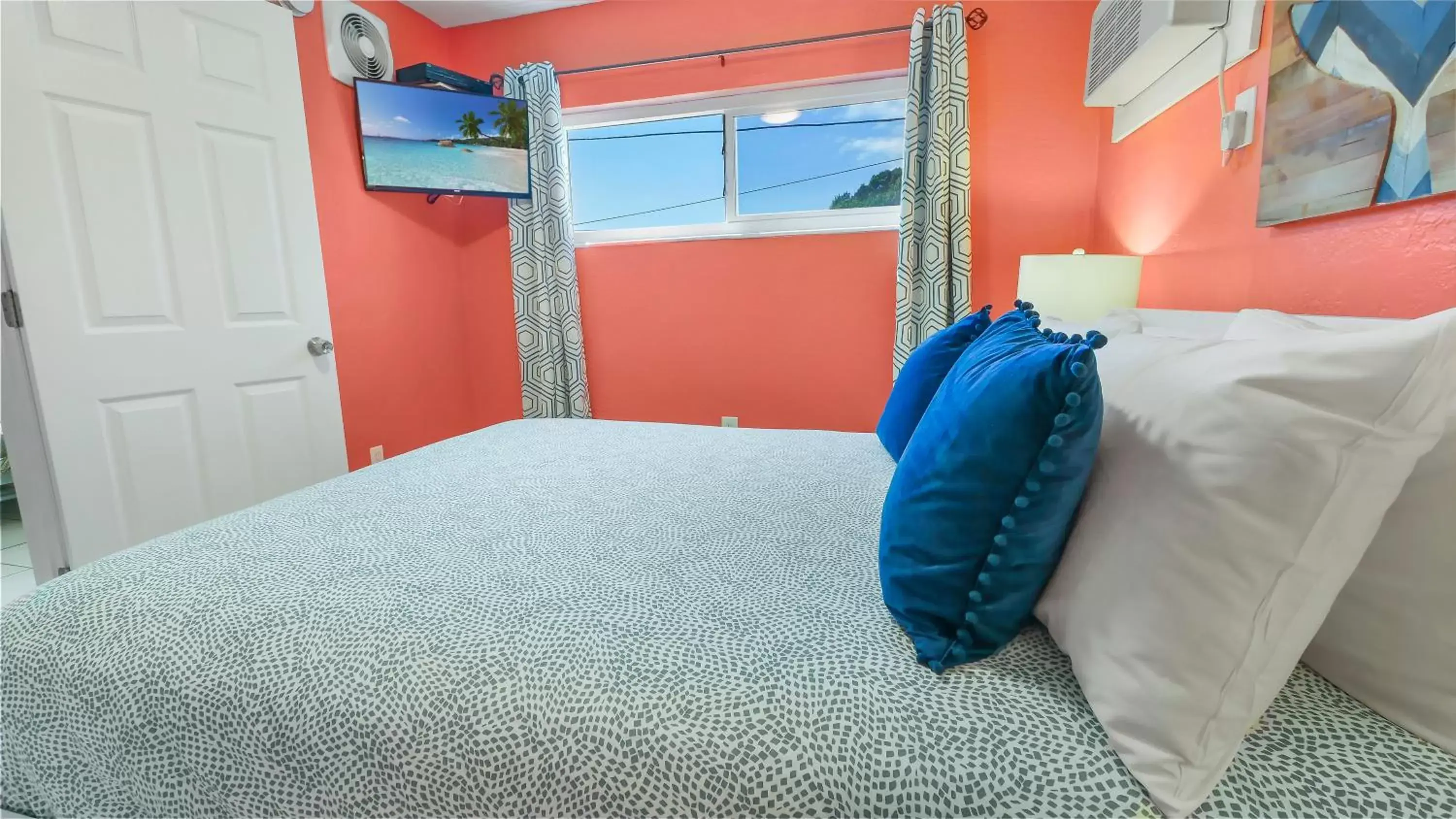 Bedroom, Bed in The Beach House - Treasure Island